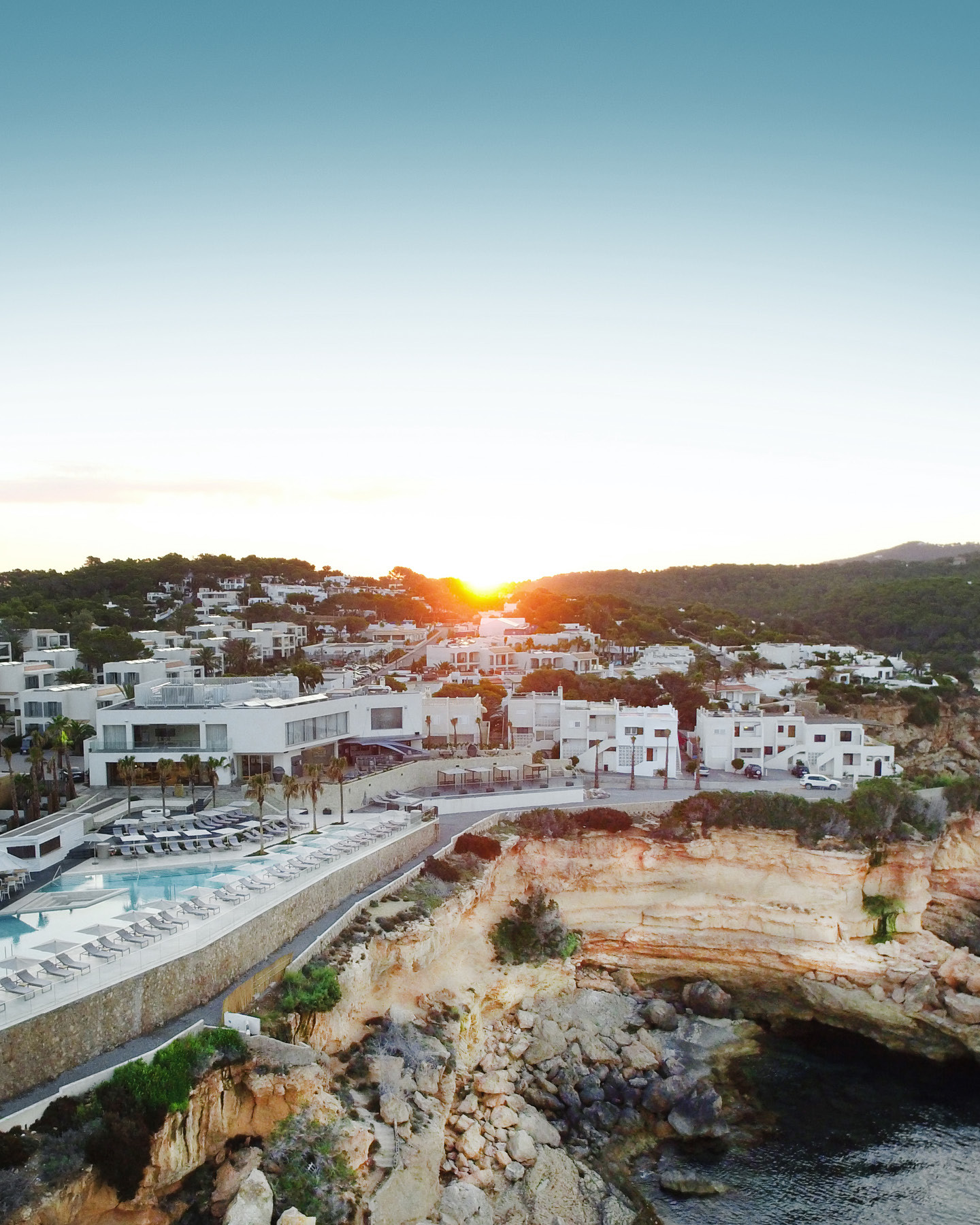 7 PINES RESORT IBIZA
Destination by Hyatt
Sun-kissed and washed by sea air, the luxury resort offers relaxed luxury and an idyllic retreat with Ibizan spirit.
Design by Kitzig Interior Design
@7pinesibiza
#kitzigdesignstudios #kitziginteriordesign #kitzigidentities #hospitalityconsulting #hospitalityinvest #hospitalitydevelopment #ibza