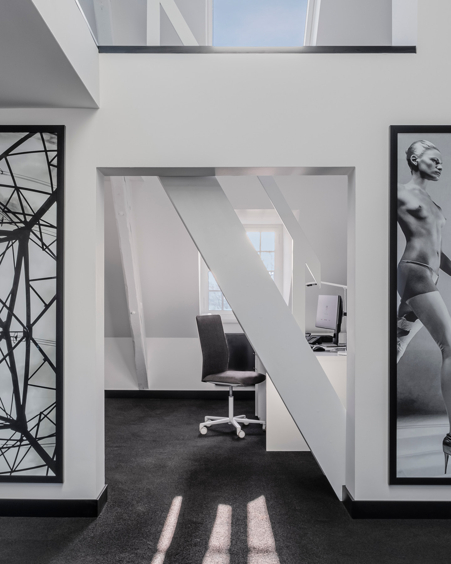 KITZIG DESIGN STUDIOS DÜSSELDORF
Our office in Düsseldorf is located in a comprehensively renovated city villa built in the 1920s. With great care and attention to detail, the listed building was restored, the existing was preserved and transformed into today‘s age with new design components and technical equipment.
#kitzigdesignstudios #kitziginteriordesign #interiordesign #interior #workspace #officelife #refurbishment #workplae 