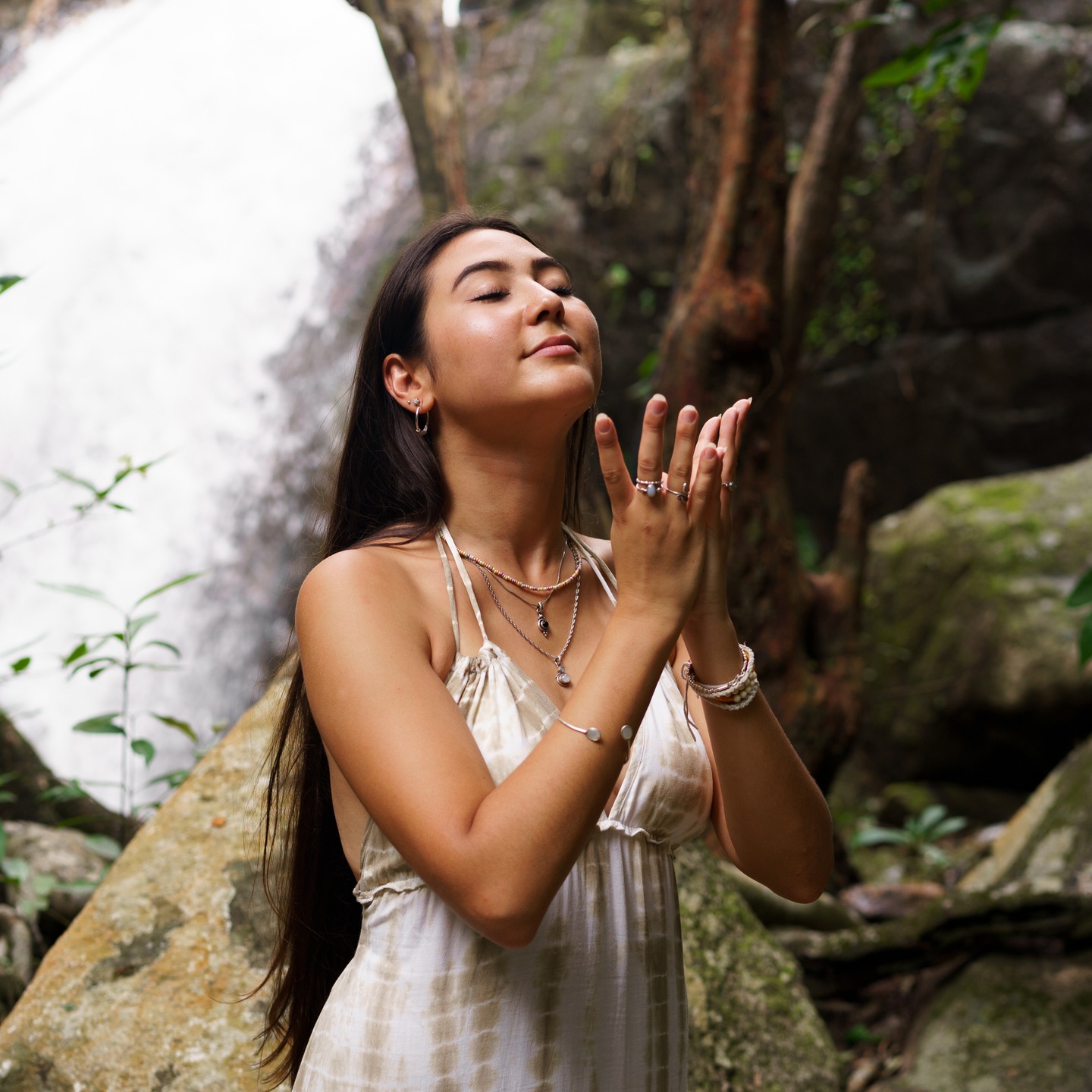 💫 Yoga reminds us: there is space for every voice, every gift, every light.
Liebe Martina,
es ist eine Freude, dass Du mit Deinem Tun den Raum der heilenden Künste bereicherst.
Herzlich Willkommen.
💫 Über Martina
Martina ist zertifizierte Yogalehrerin (200h RYT) und ausgebildete Klangpraktikerin.
Ursprünglich kommt sie aus dem sozialpädagogischen Bereich und hat mehrere Jahre mit Kindern gearbeitet.
Yoga wurde für sie in einer intensiven Lebensphase zu einem wichtigen Anker, woraus der Wunsch entstand, tiefer in die Praxis einzutauchen.
Ihre Yogalehrerausbildung absolvierte sie auf Koh Samui in Thailand.
In ihren Stunden schafft sie einen ruhigen Raum zum Ankommen, Loslassen und einfach Sein – einen Raum, in dem nichts geleistet werden muss.
Bisher unterrichtete sie im Yoga-Vitalstudio in Giengen und freut sich, ihre Stunden nun auch im Raum der heilenden Künste anbieten zu dürfen.
💫 Yin Yoga Kurs
ab Do., 23.04.2026
von 19.15 - 20.30 Uhr
Reservier Dir Deine Matte via Eversports - Link in Bio
💫 Besonderes Highlight:
Yin Yoga Special mit Klang
📌 Datum: 19. April 2026
Uhrzeit: 14 - 15.30 Uhr
Dauer: 90 Minuten
Energieausgleich: 25€
📍 im Raum der heilenden Künste
Talhofstr. 12, 89518 Heidenheim
In diesem Special erwartet dich eine ruhige Yin Yoga Praxis, die dich einlädt, langsamer zu werden, loszulassen und wieder bei dir selbst anzukommen.
Die Positionen werden länger gehalten und wirken sanft, aber tief im Körper – besonders in den Faszien. So können Spannungen gelöst und das Nervensystem beruhigt werden.
In der abschließenden Ruhephase wirst du von sanften Klängen begleitet - gespielt mit verschiedenen Klanginstrumenten - die dich dabei unterstützen, noch tiefer zu entspannen und ganz bei dir anzukommen.
Die Stunde ist für alle Level geeignet – auch ohne Yoga-Erfahrung.
Du darfst einfach da sein, ohne etwas leisten zu müssen.
Dieses Special bietet dir die Möglichkeit, Yin Yoga & meine Art zu unterrichten in einem geschützten Rahmen zu erleben.
✨ Wenn du dich im Anschluss für einen Yin Yoga Kurs entscheidest, wird dir der Betrag des Specials angerechnet.
Wir freuen uns auf Dich.
#yinyoga #raumderheilendenkünste #heidenheimanderbrenz