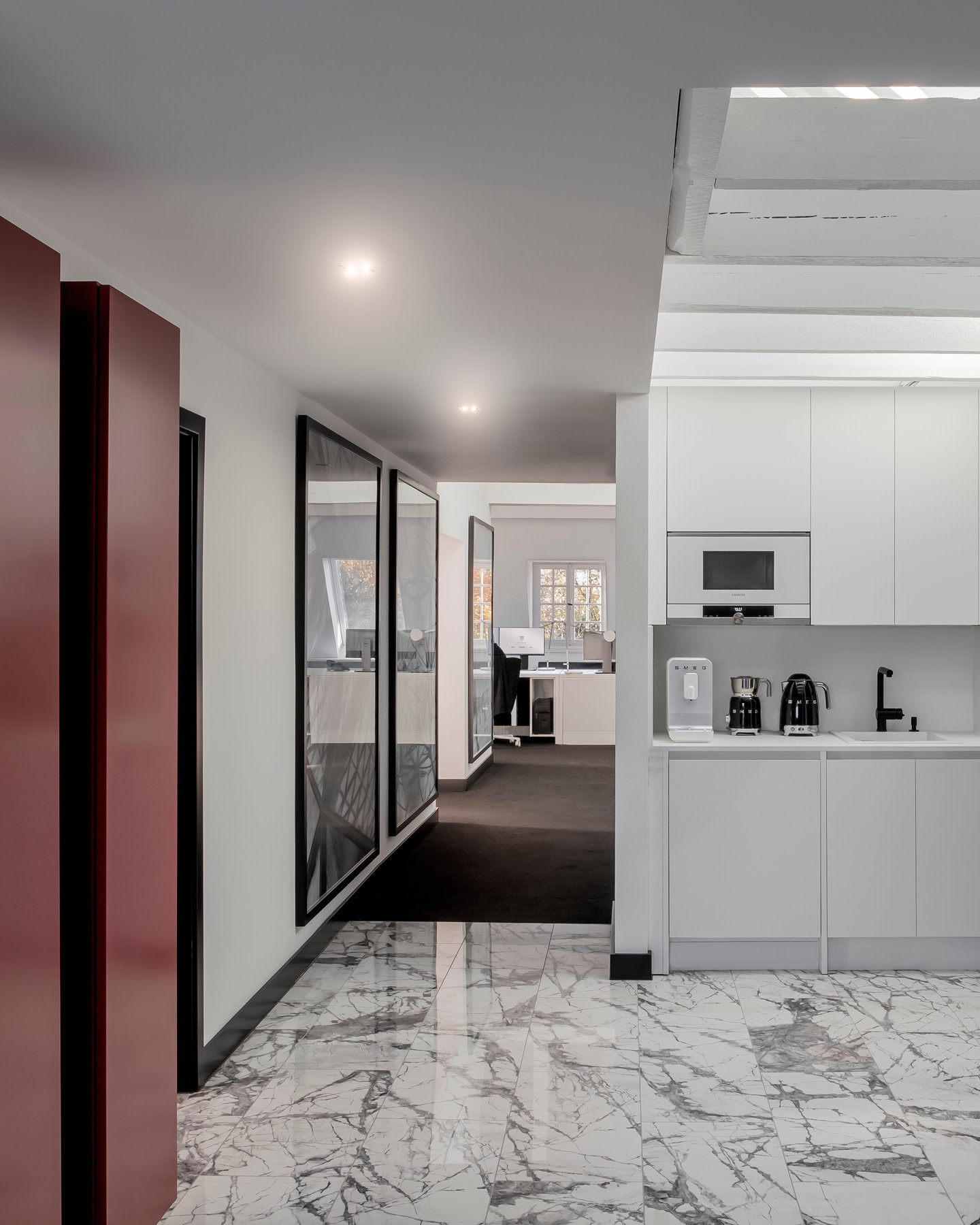 KITZIG DESIGN STUDIOS DÜSSELDORF
Our office in Düsseldorf is located in a comprehensively renovated city villa built in the 1920s. With great care and attention to detail, the listed building was restored, the existing was preserved and transformed into today‘s age with new design components and technical equipment.
#kitzigdesignstudios #kitziginteriordesign #interiordesign #interior #workspace #officelife #refurbishment #workplae 