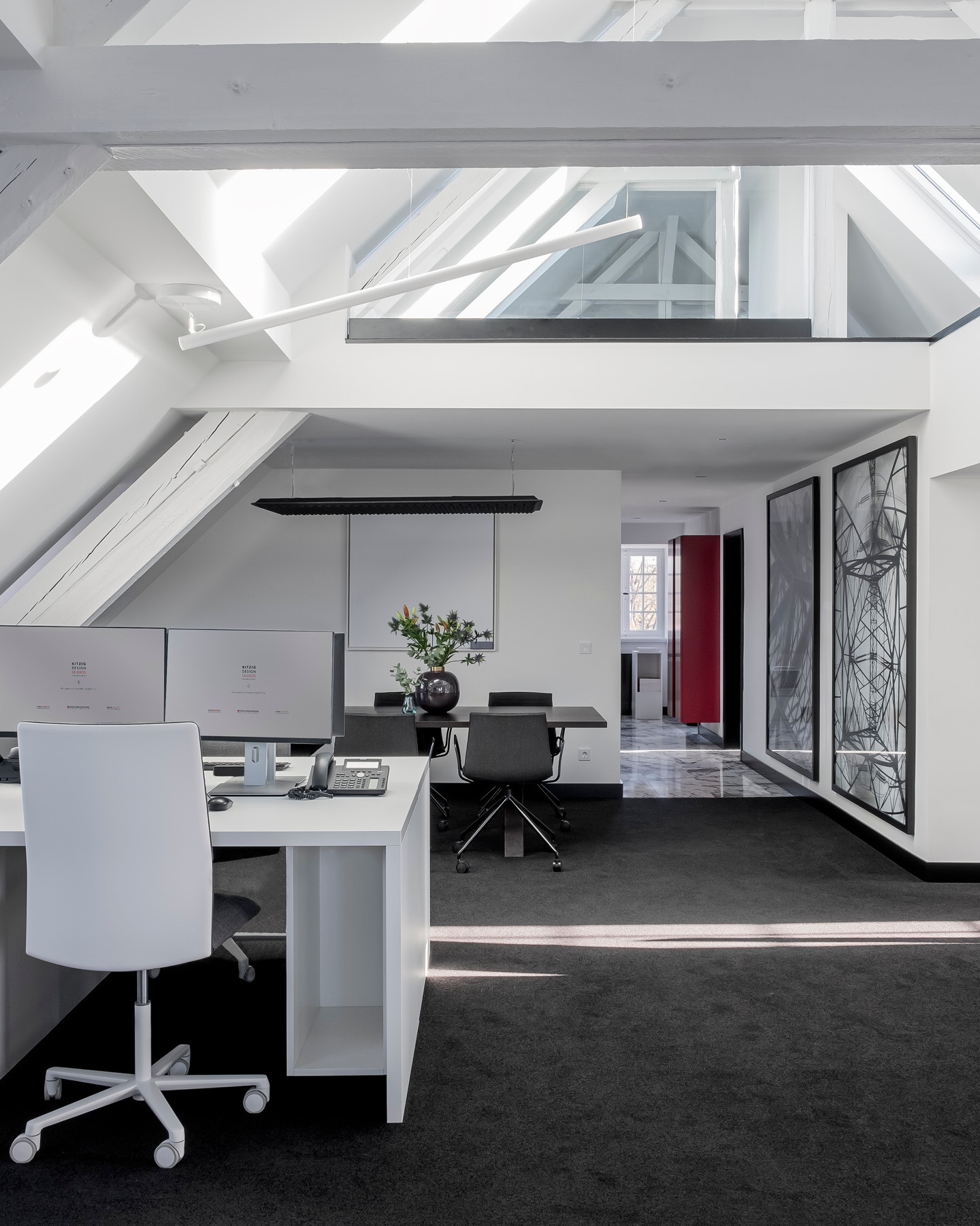 KITZIG DESIGN STUDIOS DÜSSELDORF
Our office in Düsseldorf is located in a comprehensively renovated city villa built in the 1920s. With great care and attention to detail, the listed building was restored, the existing was preserved and transformed into today‘s age with new design components and technical equipment.
#kitzigdesignstudios #kitziginteriordesign #interiordesign #interior #workspace #officelife #refurbishment #workplae 