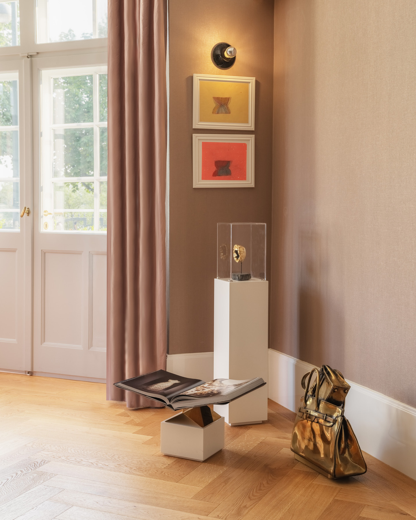 THE FLAT
More than just cooking: A "Livingrrom" furnished with high quality materials and modern art. The individually made from natural stone Arbeistplatte is a real eye-catcher! The ensemble of coordinated furniture, surfaces and lighting creates a unique feel-good atmosphere. The room is rounded off by the adjacent terrace with a view of the Rhine.
@cassinaofficial
@artemide_lighting
@vescom_bv
@jabanstoetz
The Flat
Düsseldorf, Germany
#kitzigdesignstudios #kitziginteriordesign #interior #interiordesign #interiorarchitecture #residentialdesign #villaduesseldorf #kitchendesign #luxuryliving