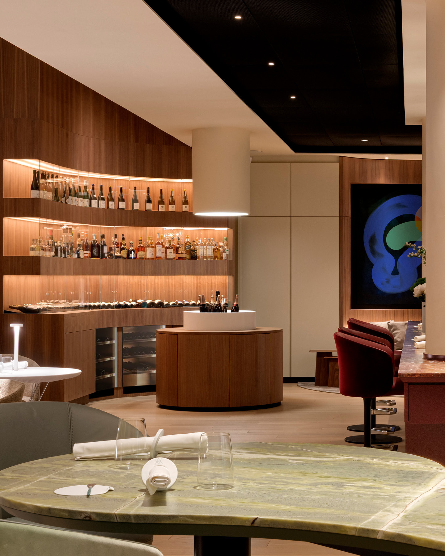 LA VIE BY THOMAS BÜHNER DÜSSELDORF
We are delighted to have received yet another award for @laviebythomasbuehner_dus from Callwey Verlag. The jury selected a total of 67 outstanding gastronomic interior design concepts, which are featured in the newly published yearbook *Die schönsten Restaurants, Hotels & Bars 2026*.
@laviebythomasbuehner_dus
@thomasbuehner
Design by Kitzig Interior Design
Photos: Marvin Schwienheer
#kitzigdesignstudios #kitziginteriordesign #awardwinner #finedining #thomasbuehner #restaurantdesign #award2026 #callwey #starkitchen #bestrestaurantdesign
