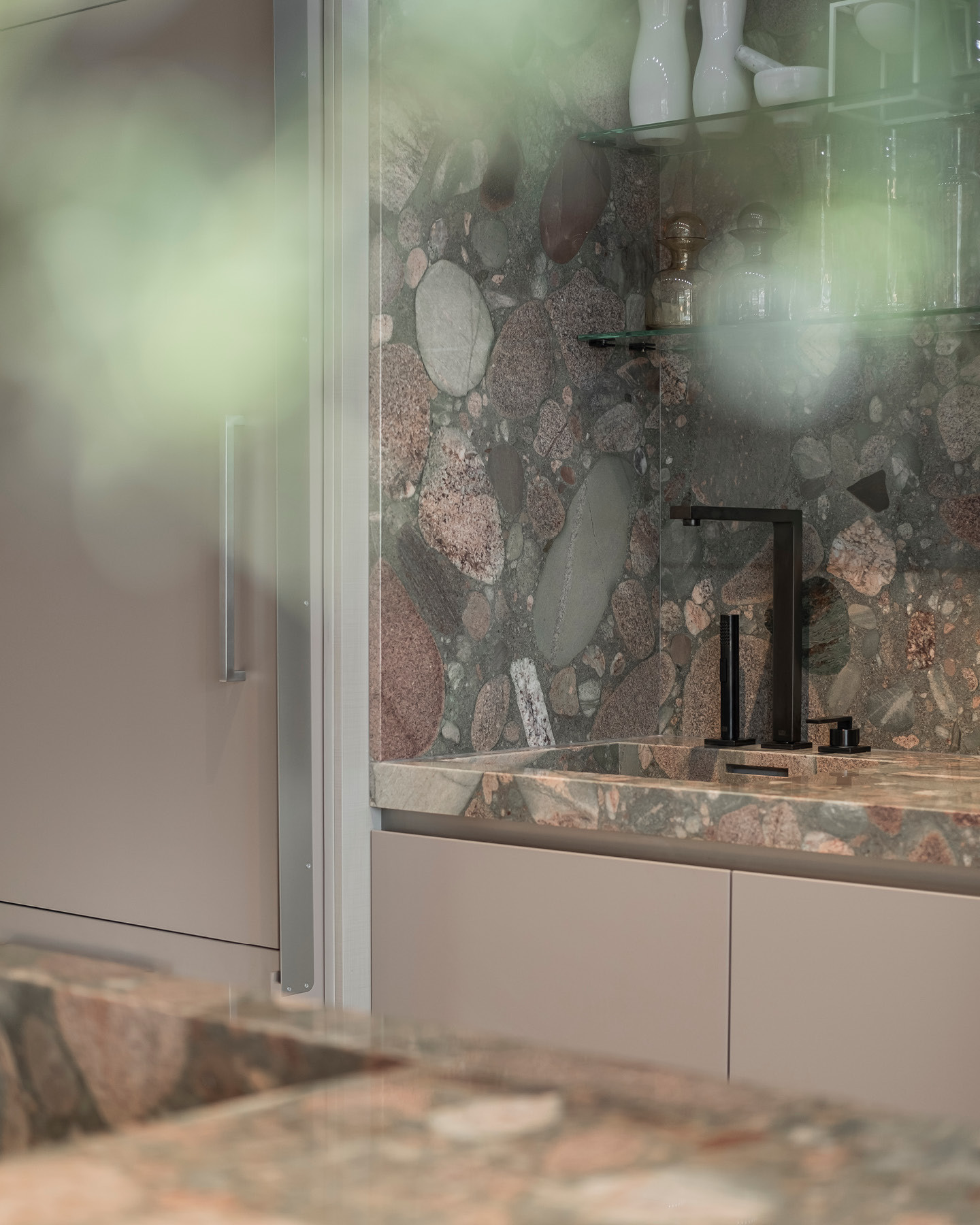 THE FLAT
More than just cooking: A "Livingrrom" furnished with high quality materials and modern art. The individually made from natural stone Arbeistplatte is a real eye-catcher! The ensemble of coordinated furniture, surfaces and lighting creates a unique feel-good atmosphere. The room is rounded off by the adjacent terrace with a view of the Rhine.
@cassinaofficial
@artemide_lighting
@vescom_bv
@jabanstoetz
The Flat
Düsseldorf, Germany
#kitzigdesignstudios #kitziginteriordesign #interior #interiordesign #interiorarchitecture #residentialdesign #villaduesseldorf #kitchendesign #luxuryliving