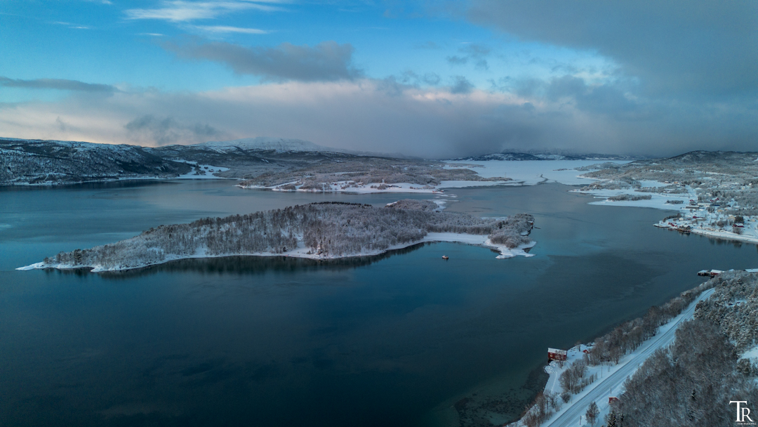Rückblick Norwegen: Drohne Ich bin wahrlich kein leidenschaftlicher Drohnenpilot, aber wenn es die Bedingungen hergeben und ich damit niemanden störe und auch nicht gegen Vorschriften verstoße und dann dennoch grandiose Landschaftsaufnahmen möglich sind, gehe ich dann doch hin und wieder mal in die Luft. 😉😅 ▶ Workshops und Fotoreisen über den Link in der Bio. #norway🇳🇴 #norgenorway #northernnorway #sommaroy #troms #northernnorway #arcticnorway
#visitnorway #explorenorway #fjordnorway
#dronephotography #djimini3 #fromwhereidrone #aerialview #snowfromabove #winterwonderland #arcticwinter #winterscape #fjordlandscape #naturelovers #earthpix #roamtheplanet #visittromso
@visittromso