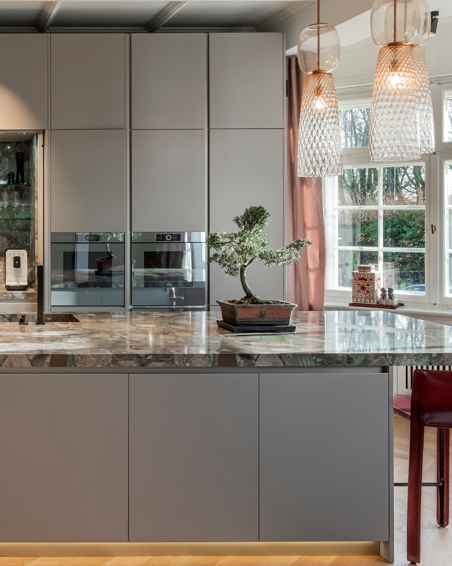 THE FLAT
More than just cooking: A "Livingrrom" furnished with high quality materials and modern art. The individually made from natural stone Arbeistplatte is a real eye-catcher! The ensemble of coordinated furniture, surfaces and lighting creates a unique feel-good atmosphere. The room is rounded off by the adjacent terrace with a view of the Rhine.
@cassinaofficial
@artemide_lighting
@vescom_bv
@jabanstoetz
The Flat
Düsseldorf, Germany
#kitzigdesignstudios #kitziginteriordesign #interior #interiordesign #interiorarchitecture #residentialdesign #villaduesseldorf #kitchendesign #luxuryliving