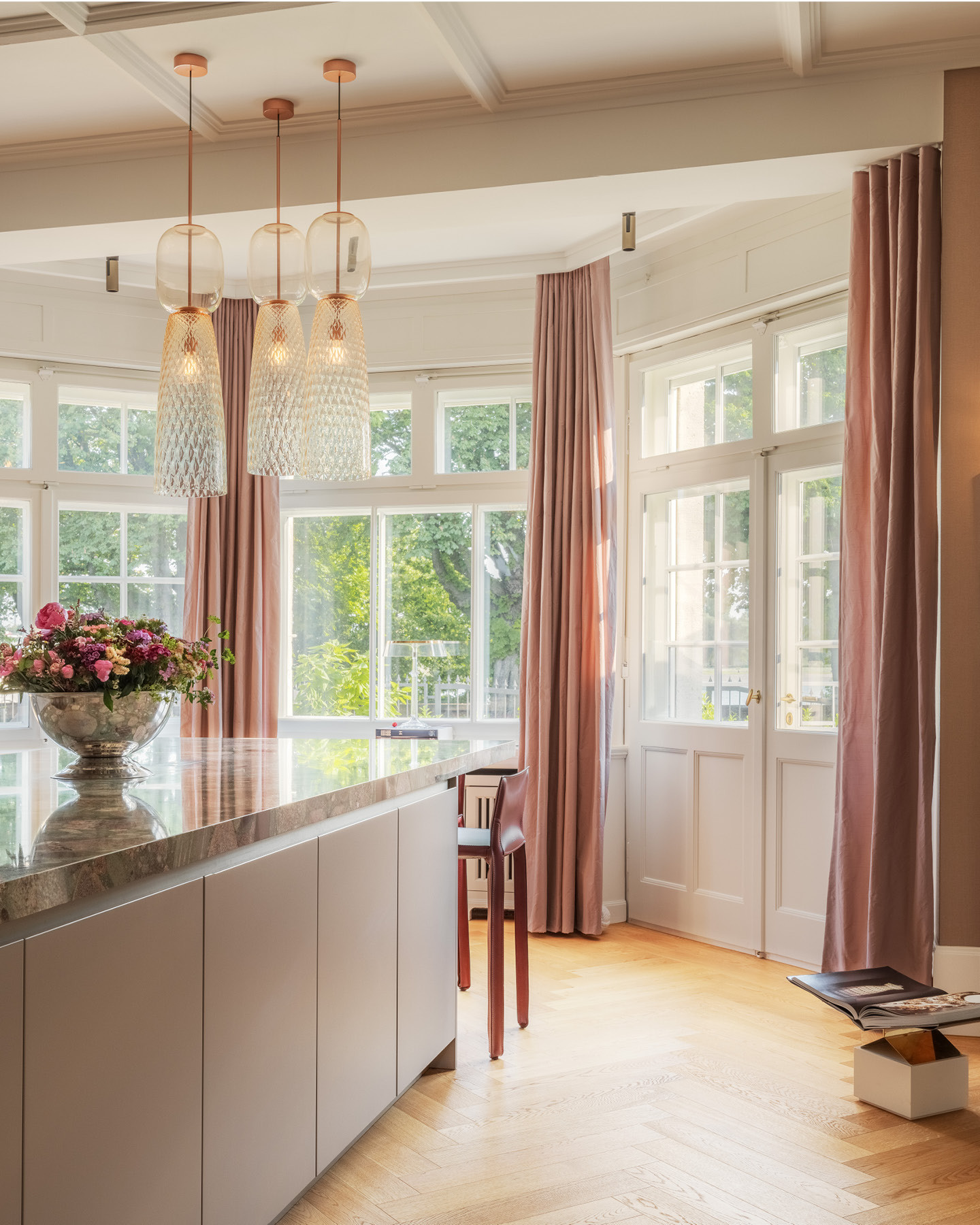 THE FLAT
More than just cooking: A "Livingrrom" furnished with high quality materials and modern art. The individually made from natural stone Arbeistplatte is a real eye-catcher! The ensemble of coordinated furniture, surfaces and lighting creates a unique feel-good atmosphere. The room is rounded off by the adjacent terrace with a view of the Rhine.
@cassinaofficial
@artemide_lighting
@vescom_bv
@jabanstoetz
The Flat
Düsseldorf, Germany
#kitzigdesignstudios #kitziginteriordesign #interior #interiordesign #interiorarchitecture #residentialdesign #villaduesseldorf #kitchendesign #luxuryliving