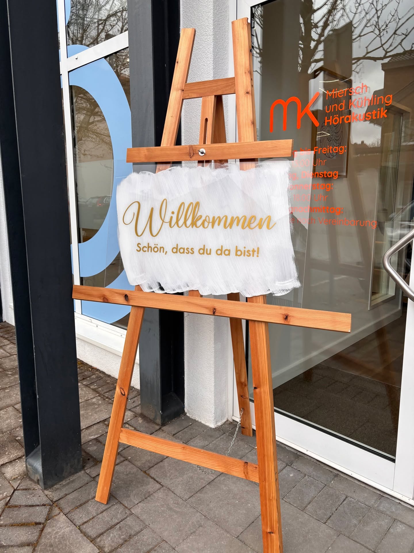 Was für eine Eröffnung! 🎉
Cloppenburg – ihr wart einfach großartig!
Unsere Eröffnung war ein voller Erfolg und wir sind immer noch ganz überwältigt von der tollen Stimmung, den vielen Besuchern und all den lieben Worten. 🥰
Ein ganz besonderes Dankeschön geht an unsere fleißigen Helfer im Hintergrund – ohne euch wäre dieser Tag niemals so reibungslos und besonders geworden. Ihr habt wirklich alles gegeben! 🙌
Ein riesengroßes Dankeschön auch an die stellvertretende Bürgermeisterin Gabriele Heckmann für die tolle und wertschätzende Rede zur Eröffnung unseres neuen Standortes in Cloppenburg. 💐
Wir freuen uns riesig, jetzt ein Teil von Cloppenburg zu sein.
Danke für diesen unvergesslichen Start!
#cloppenburg #mierschundkühling #burgermeister #erfolg #teamwork