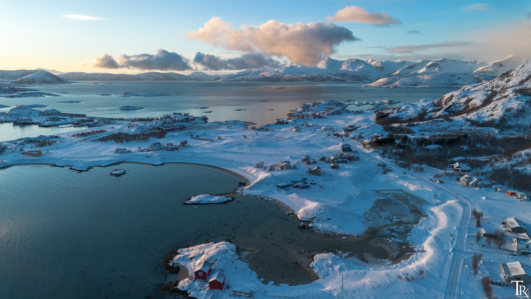 Rückblick Norwegen: Drohne Ich bin wahrlich kein leidenschaftlicher Drohnenpilot, aber wenn es die Bedingungen hergeben und ich damit niemanden störe und auch nicht gegen Vorschriften verstoße und dann dennoch grandiose Landschaftsaufnahmen möglich sind, gehe ich dann doch hin und wieder mal in die Luft. 😉😅 ▶ Workshops und Fotoreisen über den Link in der Bio. #norway🇳🇴 #norgenorway #northernnorway #sommaroy #troms #northernnorway #arcticnorway
#visitnorway #explorenorway #fjordnorway
#dronephotography #djimini3 #fromwhereidrone #aerialview #snowfromabove #winterwonderland #arcticwinter #winterscape #fjordlandscape #naturelovers #earthpix #roamtheplanet #visittromso
@visittromso
