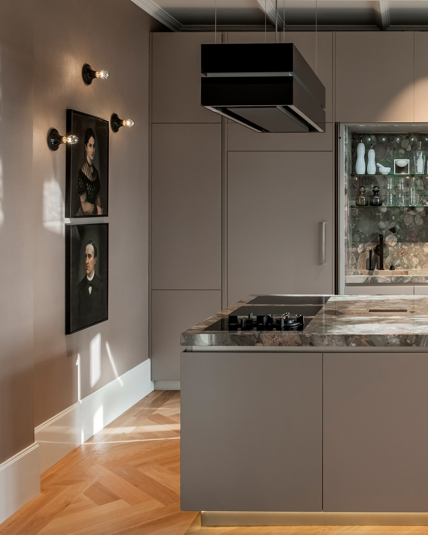 THE FLAT
More than just cooking: A "Livingrrom" furnished with high quality materials and modern art. The individually made from natural stone Arbeistplatte is a real eye-catcher! The ensemble of coordinated furniture, surfaces and lighting creates a unique feel-good atmosphere. The room is rounded off by the adjacent terrace with a view of the Rhine.
@cassinaofficial
@artemide_lighting
@vescom_bv
@jabanstoetz
The Flat
Düsseldorf, Germany
#kitzigdesignstudios #kitziginteriordesign #interior #interiordesign #interiorarchitecture #residentialdesign #villaduesseldorf #kitchendesign #luxuryliving