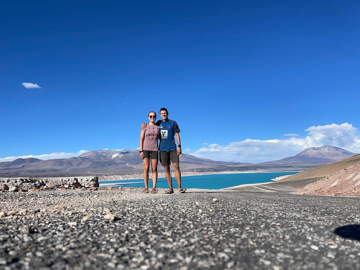 Nach einem Abstecher an den Pazifik, wo wir Charlottes Geburtstag verbracht haben, ging es direkt weiter zum nächsten Andenpass. Durch die Atacama-Wüste kämpften wir uns nicht nur bergauf. Denn ohne Zivilisation hatten wir auch mit Wassermangel zu kämpfen.
Wie wir es trotzdem mit der Hilfe von netten Menschen geschafft haben, erneut auf 4700 Meter zu kommen und wie fazinierend die Laguna Verde für uns war, haben wir in unserem neuem Beitrag ausführlich beschrieben: https://www.zuzweitweg.de/suedamerika-23-24/laguna-verde-und-paso-san-francisco/2024/05/08/