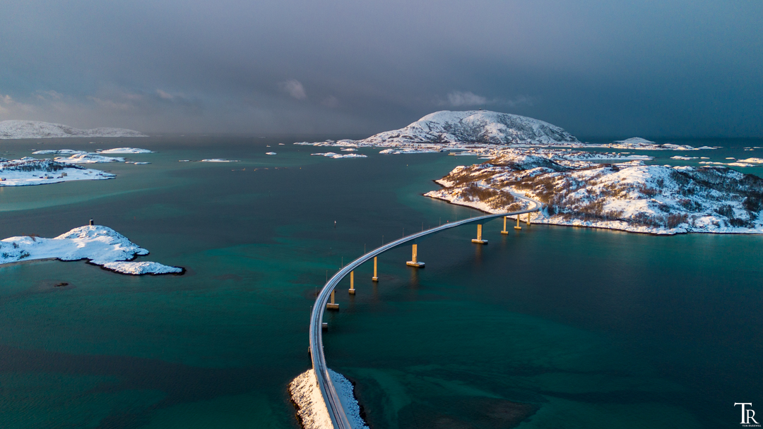 Rückblick Norwegen: Drohne Ich bin wahrlich kein leidenschaftlicher Drohnenpilot, aber wenn es die Bedingungen hergeben und ich damit niemanden störe und auch nicht gegen Vorschriften verstoße und dann dennoch grandiose Landschaftsaufnahmen möglich sind, gehe ich dann doch hin und wieder mal in die Luft. 😉😅 ▶ Workshops und Fotoreisen über den Link in der Bio. #norway🇳🇴 #norgenorway #northernnorway #sommaroy #troms #northernnorway #arcticnorway
#visitnorway #explorenorway #fjordnorway
#dronephotography #djimini3 #fromwhereidrone #aerialview #snowfromabove #winterwonderland #arcticwinter #winterscape #fjordlandscape #naturelovers #earthpix #roamtheplanet #visittromso
@visittromso