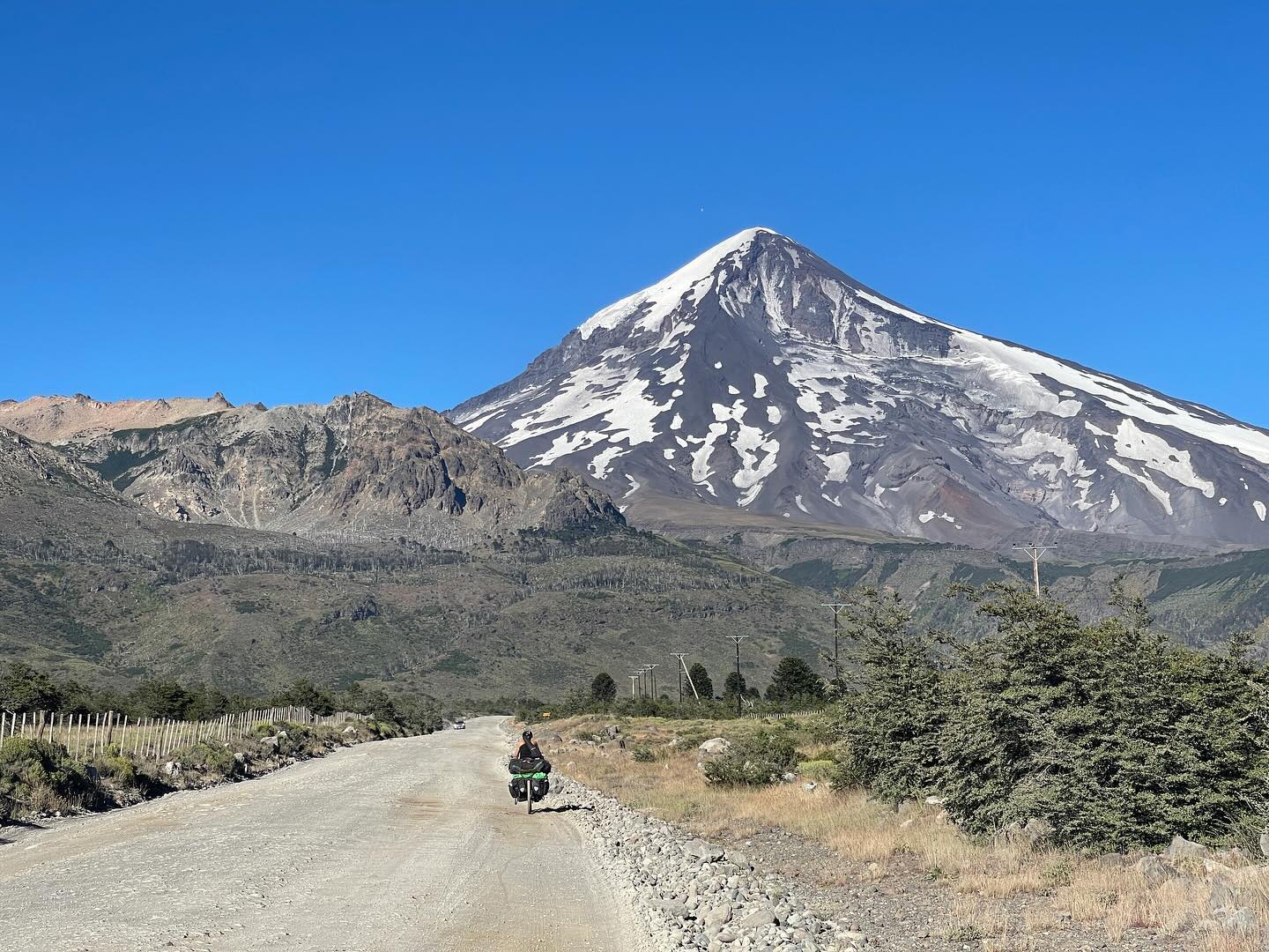 Ende Januar ging es dann für uns wieder von Argentinien über den Paso Mamuil Malal nach Chile. An Yannik’s Geburtstag überquerten wir die Grenze am Fuße des Vulkans Lanin und genossen am folgenden Tag einen Ruhetag mit Blick auf den glühenden Villarrica. Von dort aus ging es dann weiter an die chilenische Pazifikküste, wo uns eine Schotterstraße mit Vogelspinnen, Schlangen, Skorpionen, aber auch wunderschönen Sonnenuntergängen begrüßte.
Den ausführlichen Bericht gibt es wie immer auf unserer Webseite: https://www.zuzweitweg.de/suedamerika-23-24/villarrica-und-chilenische-pazifikkueste/2024/03/28/