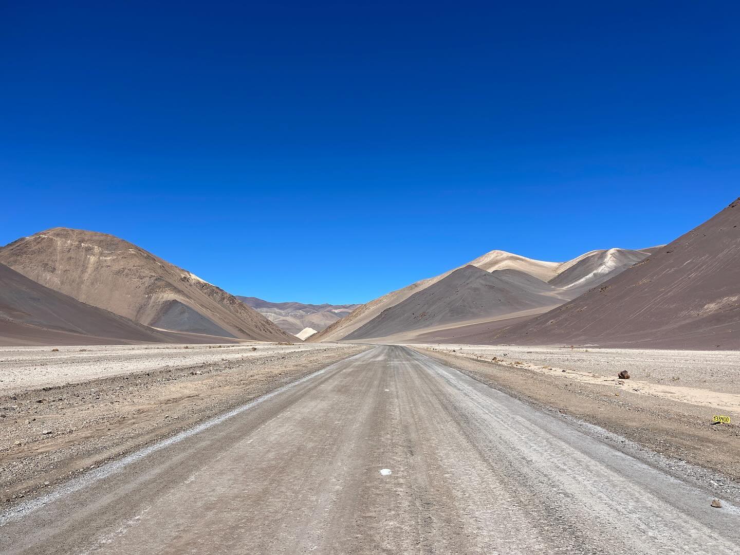 Nach einem Abstecher an den Pazifik, wo wir Charlottes Geburtstag verbracht haben, ging es direkt weiter zum nächsten Andenpass. Durch die Atacama-Wüste kämpften wir uns nicht nur bergauf. Denn ohne Zivilisation hatten wir auch mit Wassermangel zu kämpfen.
Wie wir es trotzdem mit der Hilfe von netten Menschen geschafft haben, erneut auf 4700 Meter zu kommen und wie fazinierend die Laguna Verde für uns war, haben wir in unserem neuem Beitrag ausführlich beschrieben: https://www.zuzweitweg.de/suedamerika-23-24/laguna-verde-und-paso-san-francisco/2024/05/08/