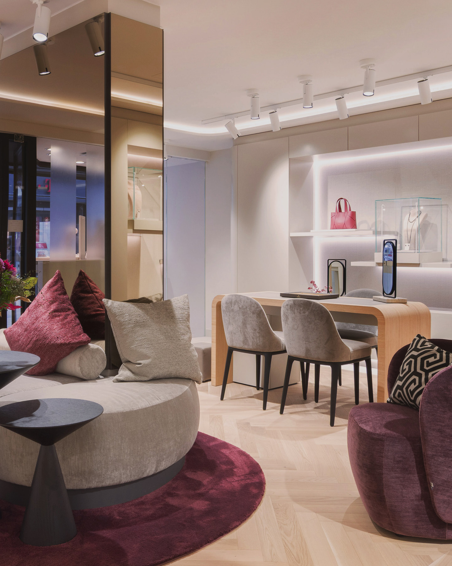 JUWELIER LAUFER MINDEN
The new interior design combines the expansion of the sales areas with a comprehensive, sensitive renovation to create a bright and inviting spatial experience. A cream-coloured backdrop creates a sense of calm and elegance and showcases jewellery, watches and other products, while accents such as the lounge area with velvety fabric covers convey a cosy exclusivity.
@juwelierlauferminden
design: Kitzig Interior Design
photos: Christian Schwier
#kitzigdesignstudios #kitziginteriordesign #interiordesign #designconcept #interiorstyling #luxuryinterior #retaildesign #shopinterior #moderninterior #interiorarchitecture #jewelrydesign #finejewelry #luxuryjewelry #exclusivejewelry #jewelryinterior #elegancedesign
