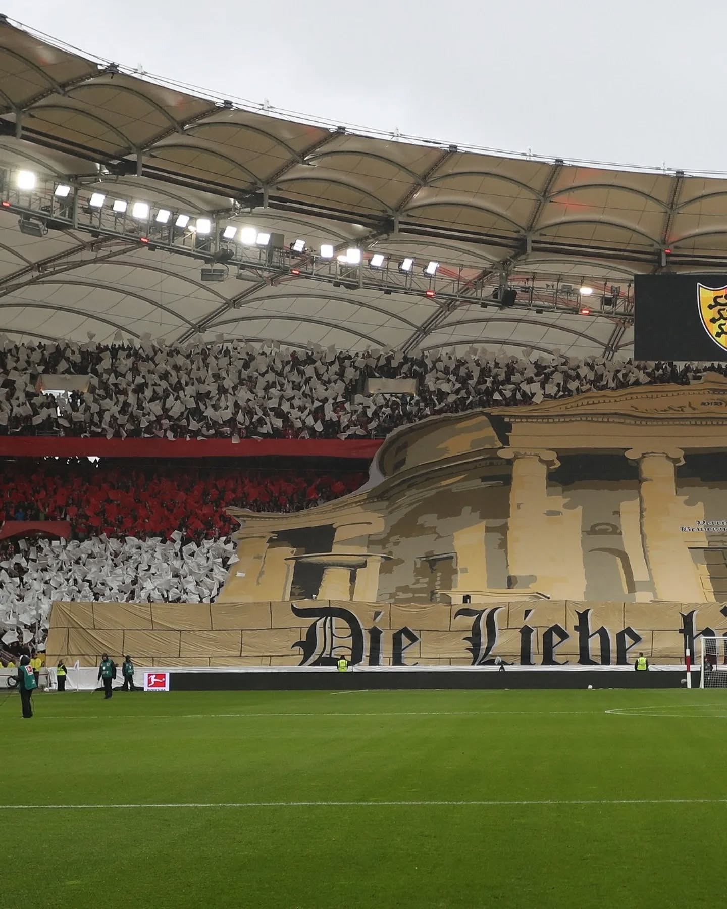 Liebe VfB-Fans, eine Nacht drüber geschlafen und was war das für ne Reaktion auf das eigentlich auch schon gute Spiel gegen den BVB, mit dem bitteren Ende. Gestern gegen den HSV war es alles andere als bitter, weil man mehr als viele Chancen hatte und zumindest vier davon verwertet hat. Klingt jetzt ein wenig überheblich. Aber es hätte auch durchaus 6:0, 7:0 oder 8:0 ausgehen können. Elfmeter, Alu, Abeitstor, noch einige Chancen, die der Keeper vereitelt hat.
Ich denke, auch wenn man hätte höher gewinnen können, man kann einfach nur stolz sein, wie wir aufgetreten sind. Ich bin mit einer klaren Erwartung ins Spiel und die ist mehr als erfüllt worden. Die Erwartung war ein Pflichtsieg und der VfB hat daraus ein dominantes Fussball-Fest gemacht. Die Jungs haben zu den richtigen Zeitpunkten teils schön herausgespielte Tore geschossen. Sie haben nicht aufgehört immer weiter nach vorne zu spielen und das Match deutlich und mehr als verdient gewonnen. Oder was meint ihr?
Es sind noch fünf Spiele zu gehen. Wir haben vier Punkte Vorsprung. Nachdem wir in der kommenden Woche nach München müssen, war der Sieg gestern doppelt so viel wert. Sind wir ehrlich, wer da Punkte einplant..., ich trau es uns zumindest zu. Realistisch eingeplant ist das allerdings sicher nicht. Schau mer mal. Dazu kommen noch Spiele gegen die direkte Konkurrenz aus Hoffenheim und Leverkusen. Es bleibt spannend. Ach ja und mal wieder tolle Choreo, ging fast unter bei dem souveränen Sieg. Daher bekommt sie hier auch nochmal nen Ehrenplatz. Wischt euch gern nochmal durch die Bilder hier. Euch nen schönen Wochenstart. Gruß Jens ⚪🔴