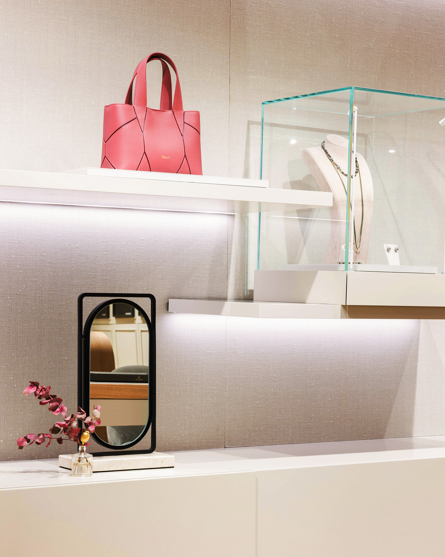 JUWELIER LAUFER MINDEN
The new interior design combines the expansion of the sales areas with a comprehensive, sensitive renovation to create a bright and inviting spatial experience. A cream-coloured backdrop creates a sense of calm and elegance and showcases jewellery, watches and other products, while accents such as the lounge area with velvety fabric covers convey a cosy exclusivity.
@juwelierlauferminden
design: Kitzig Interior Design
photos: Christian Schwier
#kitzigdesignstudios #kitziginteriordesign #interiordesign #designconcept #interiorstyling #luxuryinterior #retaildesign #shopinterior #moderninterior #interiorarchitecture #jewelrydesign #finejewelry #luxuryjewelry #exclusivejewelry #jewelryinterior #elegancedesign
