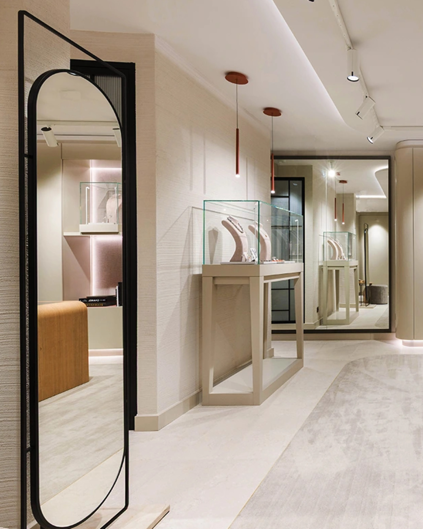 JUWELIER LAUFER MINDEN
The new interior design combines the expansion of the sales areas with a comprehensive, sensitive renovation to create a bright and inviting spatial experience. A cream-coloured backdrop creates a sense of calm and elegance and showcases jewellery, watches and other products, while accents such as the lounge area with velvety fabric covers convey a cosy exclusivity.
@juwelierlauferminden
design: Kitzig Interior Design
photos: Christian Schwier
#kitzigdesignstudios #kitziginteriordesign #interiordesign #designconcept #interiorstyling #luxuryinterior #retaildesign #shopinterior #moderninterior #interiorarchitecture #jewelrydesign #finejewelry #luxuryjewelry #exclusivejewelry #jewelryinterior #elegancedesign
