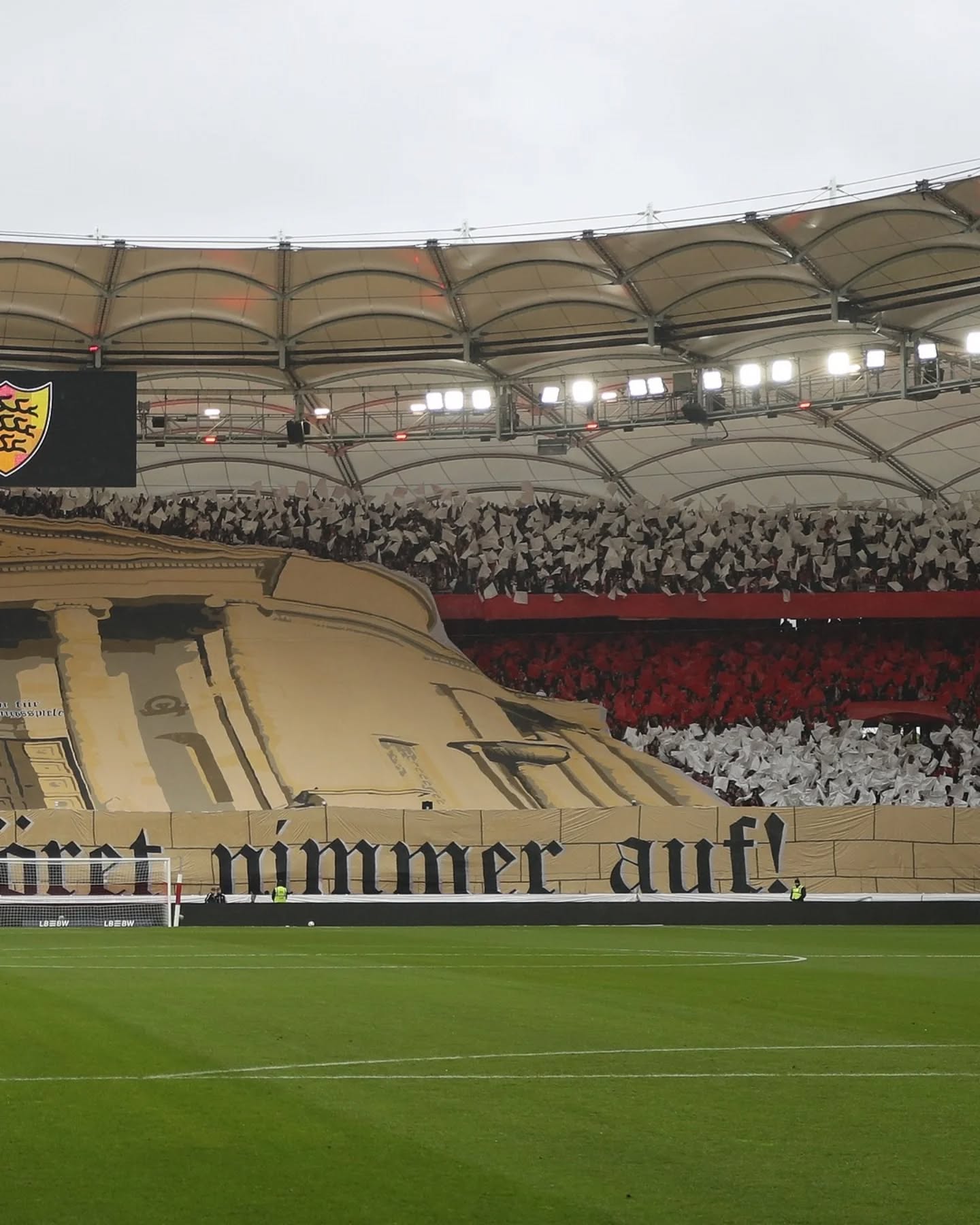 Liebe VfB-Fans, eine Nacht drüber geschlafen und was war das für ne Reaktion auf das eigentlich auch schon gute Spiel gegen den BVB, mit dem bitteren Ende. Gestern gegen den HSV war es alles andere als bitter, weil man mehr als viele Chancen hatte und zumindest vier davon verwertet hat. Klingt jetzt ein wenig überheblich. Aber es hätte auch durchaus 6:0, 7:0 oder 8:0 ausgehen können. Elfmeter, Alu, Abeitstor, noch einige Chancen, die der Keeper vereitelt hat.
Ich denke, auch wenn man hätte höher gewinnen können, man kann einfach nur stolz sein, wie wir aufgetreten sind. Ich bin mit einer klaren Erwartung ins Spiel und die ist mehr als erfüllt worden. Die Erwartung war ein Pflichtsieg und der VfB hat daraus ein dominantes Fussball-Fest gemacht. Die Jungs haben zu den richtigen Zeitpunkten teils schön herausgespielte Tore geschossen. Sie haben nicht aufgehört immer weiter nach vorne zu spielen und das Match deutlich und mehr als verdient gewonnen. Oder was meint ihr?
Es sind noch fünf Spiele zu gehen. Wir haben vier Punkte Vorsprung. Nachdem wir in der kommenden Woche nach München müssen, war der Sieg gestern doppelt so viel wert. Sind wir ehrlich, wer da Punkte einplant..., ich trau es uns zumindest zu. Realistisch eingeplant ist das allerdings sicher nicht. Schau mer mal. Dazu kommen noch Spiele gegen die direkte Konkurrenz aus Hoffenheim und Leverkusen. Es bleibt spannend. Ach ja und mal wieder tolle Choreo, ging fast unter bei dem souveränen Sieg. Daher bekommt sie hier auch nochmal nen Ehrenplatz. Wischt euch gern nochmal durch die Bilder hier. Euch nen schönen Wochenstart. Gruß Jens ⚪🔴