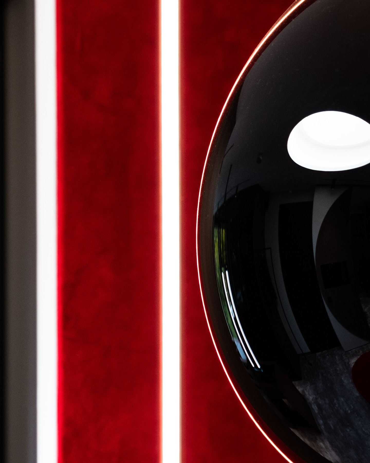 𝗗𝗥𝗘𝗦𝗦𝗜𝗡𝗚 𝗥𝗢𝗢𝗠
The dressing area with tinted glass fronts and plenty of natural light offers lots of space, organisation and an overview.
Design and Realisation by Kitzig Interior Design
Photos: @marvinschwienheer
#kitzigdesignstudios #kitziginteriordesign #interiordesign #dressingroom #ankleide #wardrobe #luxuryhome #homedesign #homestyling #interior #design #interiorarchitecture #interiorideas