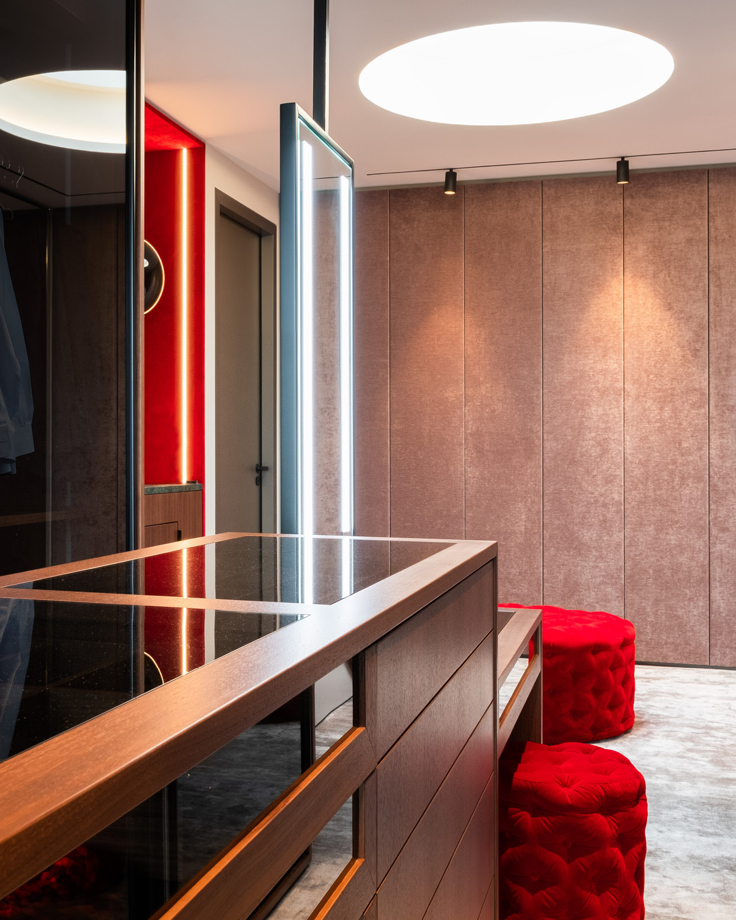 𝗗𝗥𝗘𝗦𝗦𝗜𝗡𝗚 𝗥𝗢𝗢𝗠
The dressing area with tinted glass fronts and plenty of natural light offers lots of space, organisation and an overview.
Design and Realisation by Kitzig Interior Design
Photos: @marvinschwienheer
#kitzigdesignstudios #kitziginteriordesign #interiordesign #dressingroom #ankleide #wardrobe #luxuryhome #homedesign #homestyling #interior #design #interiorarchitecture #interiorideas