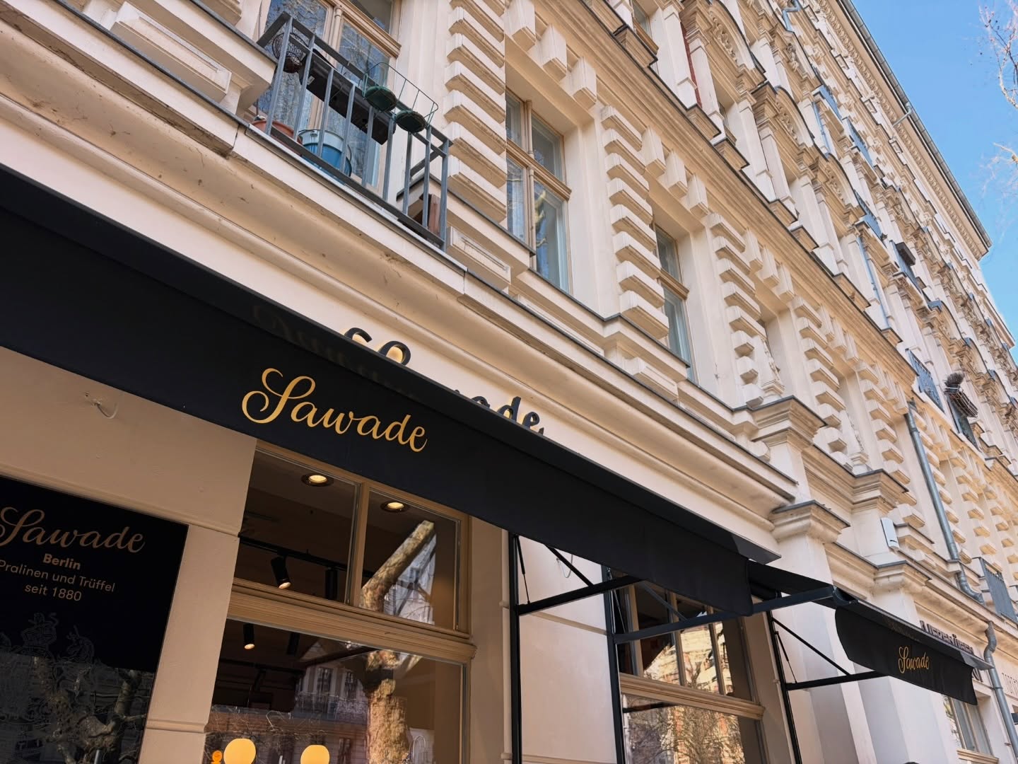 Ein Blick auf stilvolle Eleganz in Berlin ✨
Die klassische Fassade trifft auf zeitlose Markisen – ein perfektes Zusammenspiel aus Design und Funktion.
Ob Sonnenschutz oder ästhetisches Statement: Lösungen wie diese werten jede Immobilie sichtbar auf.
#Berlin #Markisen #Sonnenschutz #Fassade #Design Architektur Außenbereich Stilvoll BerlinLeben Handwerk