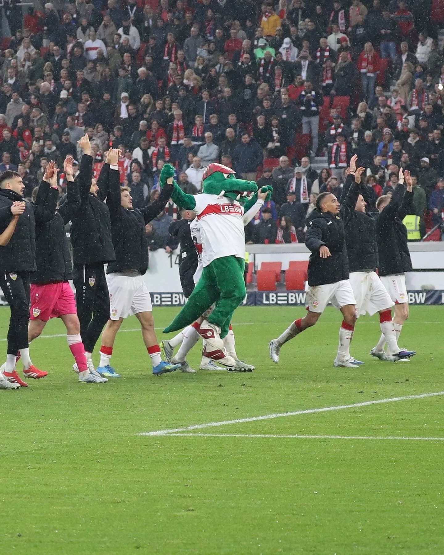 Liebe VfB-Fans, eine Nacht drüber geschlafen und was war das für ne Reaktion auf das eigentlich auch schon gute Spiel gegen den BVB, mit dem bitteren Ende. Gestern gegen den HSV war es alles andere als bitter, weil man mehr als viele Chancen hatte und zumindest vier davon verwertet hat. Klingt jetzt ein wenig überheblich. Aber es hätte auch durchaus 6:0, 7:0 oder 8:0 ausgehen können. Elfmeter, Alu, Abeitstor, noch einige Chancen, die der Keeper vereitelt hat.
Ich denke, auch wenn man hätte höher gewinnen können, man kann einfach nur stolz sein, wie wir aufgetreten sind. Ich bin mit einer klaren Erwartung ins Spiel und die ist mehr als erfüllt worden. Die Erwartung war ein Pflichtsieg und der VfB hat daraus ein dominantes Fussball-Fest gemacht. Die Jungs haben zu den richtigen Zeitpunkten teils schön herausgespielte Tore geschossen. Sie haben nicht aufgehört immer weiter nach vorne zu spielen und das Match deutlich und mehr als verdient gewonnen. Oder was meint ihr?
Es sind noch fünf Spiele zu gehen. Wir haben vier Punkte Vorsprung. Nachdem wir in der kommenden Woche nach München müssen, war der Sieg gestern doppelt so viel wert. Sind wir ehrlich, wer da Punkte einplant..., ich trau es uns zumindest zu. Realistisch eingeplant ist das allerdings sicher nicht. Schau mer mal. Dazu kommen noch Spiele gegen die direkte Konkurrenz aus Hoffenheim und Leverkusen. Es bleibt spannend. Ach ja und mal wieder tolle Choreo, ging fast unter bei dem souveränen Sieg. Daher bekommt sie hier auch nochmal nen Ehrenplatz. Wischt euch gern nochmal durch die Bilder hier. Euch nen schönen Wochenstart. Gruß Jens ⚪🔴