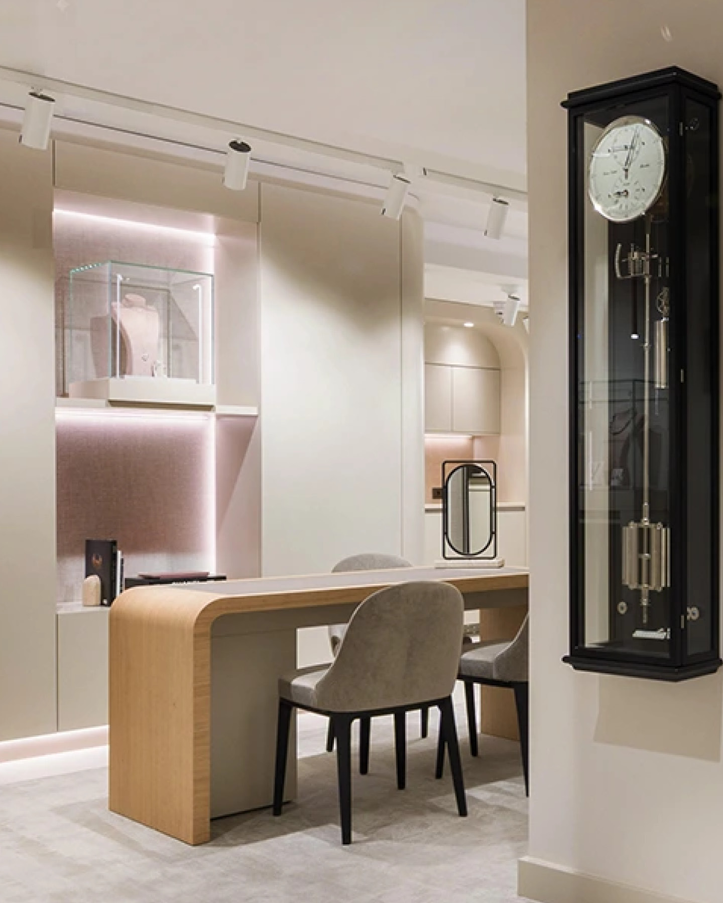 JUWELIER LAUFER MINDEN
The new interior design combines the expansion of the sales areas with a comprehensive, sensitive renovation to create a bright and inviting spatial experience. A cream-coloured backdrop creates a sense of calm and elegance and showcases jewellery, watches and other products, while accents such as the lounge area with velvety fabric covers convey a cosy exclusivity.
@juwelierlauferminden
design: Kitzig Interior Design
photos: Christian Schwier
#kitzigdesignstudios #kitziginteriordesign #interiordesign #designconcept #interiorstyling #luxuryinterior #retaildesign #shopinterior #moderninterior #interiorarchitecture #jewelrydesign #finejewelry #luxuryjewelry #exclusivejewelry #jewelryinterior #elegancedesign
