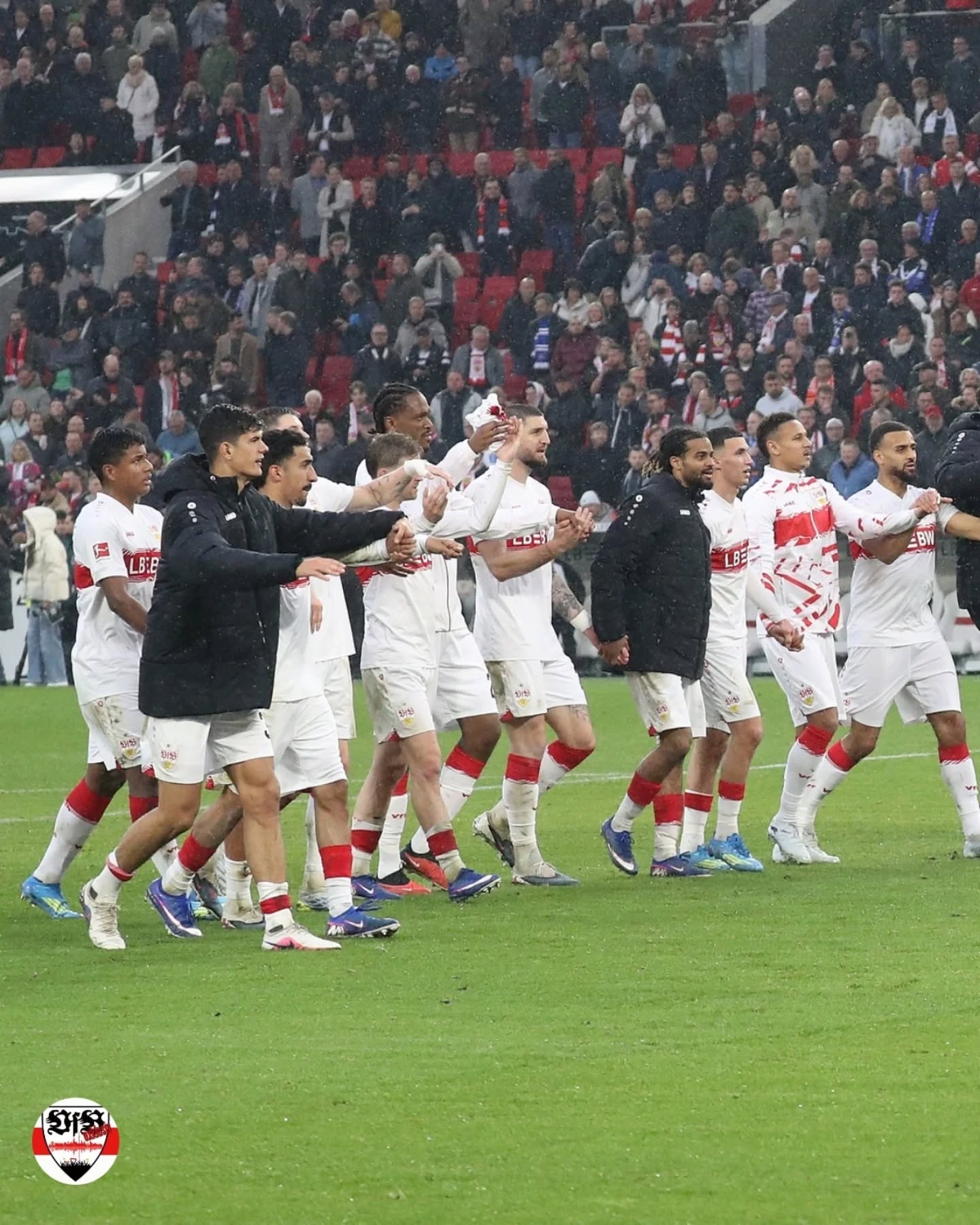 Liebe VfB-Fans, eine Nacht drüber geschlafen und was war das für ne Reaktion auf das eigentlich auch schon gute Spiel gegen den BVB, mit dem bitteren Ende. Gestern gegen den HSV war es alles andere als bitter, weil man mehr als viele Chancen hatte und zumindest vier davon verwertet hat. Klingt jetzt ein wenig überheblich. Aber es hätte auch durchaus 6:0, 7:0 oder 8:0 ausgehen können. Elfmeter, Alu, Abeitstor, noch einige Chancen, die der Keeper vereitelt hat.
Ich denke, auch wenn man hätte höher gewinnen können, man kann einfach nur stolz sein, wie wir aufgetreten sind. Ich bin mit einer klaren Erwartung ins Spiel und die ist mehr als erfüllt worden. Die Erwartung war ein Pflichtsieg und der VfB hat daraus ein dominantes Fussball-Fest gemacht. Die Jungs haben zu den richtigen Zeitpunkten teils schön herausgespielte Tore geschossen. Sie haben nicht aufgehört immer weiter nach vorne zu spielen und das Match deutlich und mehr als verdient gewonnen. Oder was meint ihr?
Es sind noch fünf Spiele zu gehen. Wir haben vier Punkte Vorsprung. Nachdem wir in der kommenden Woche nach München müssen, war der Sieg gestern doppelt so viel wert. Sind wir ehrlich, wer da Punkte einplant..., ich trau es uns zumindest zu. Realistisch eingeplant ist das allerdings sicher nicht. Schau mer mal. Dazu kommen noch Spiele gegen die direkte Konkurrenz aus Hoffenheim und Leverkusen. Es bleibt spannend. Ach ja und mal wieder tolle Choreo, ging fast unter bei dem souveränen Sieg. Daher bekommt sie hier auch nochmal nen Ehrenplatz. Wischt euch gern nochmal durch die Bilder hier. Euch nen schönen Wochenstart. Gruß Jens ⚪🔴