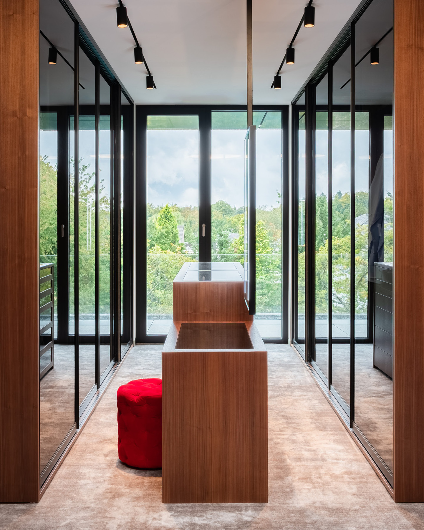 𝗗𝗥𝗘𝗦𝗦𝗜𝗡𝗚 𝗥𝗢𝗢𝗠
The dressing area with tinted glass fronts and plenty of natural light offers lots of space, organisation and an overview.
Design and Realisation by Kitzig Interior Design
Photos: @marvinschwienheer
#kitzigdesignstudios #kitziginteriordesign #interiordesign #dressingroom #ankleide #wardrobe #luxuryhome #homedesign #homestyling #interior #design #interiorarchitecture #interiorideas