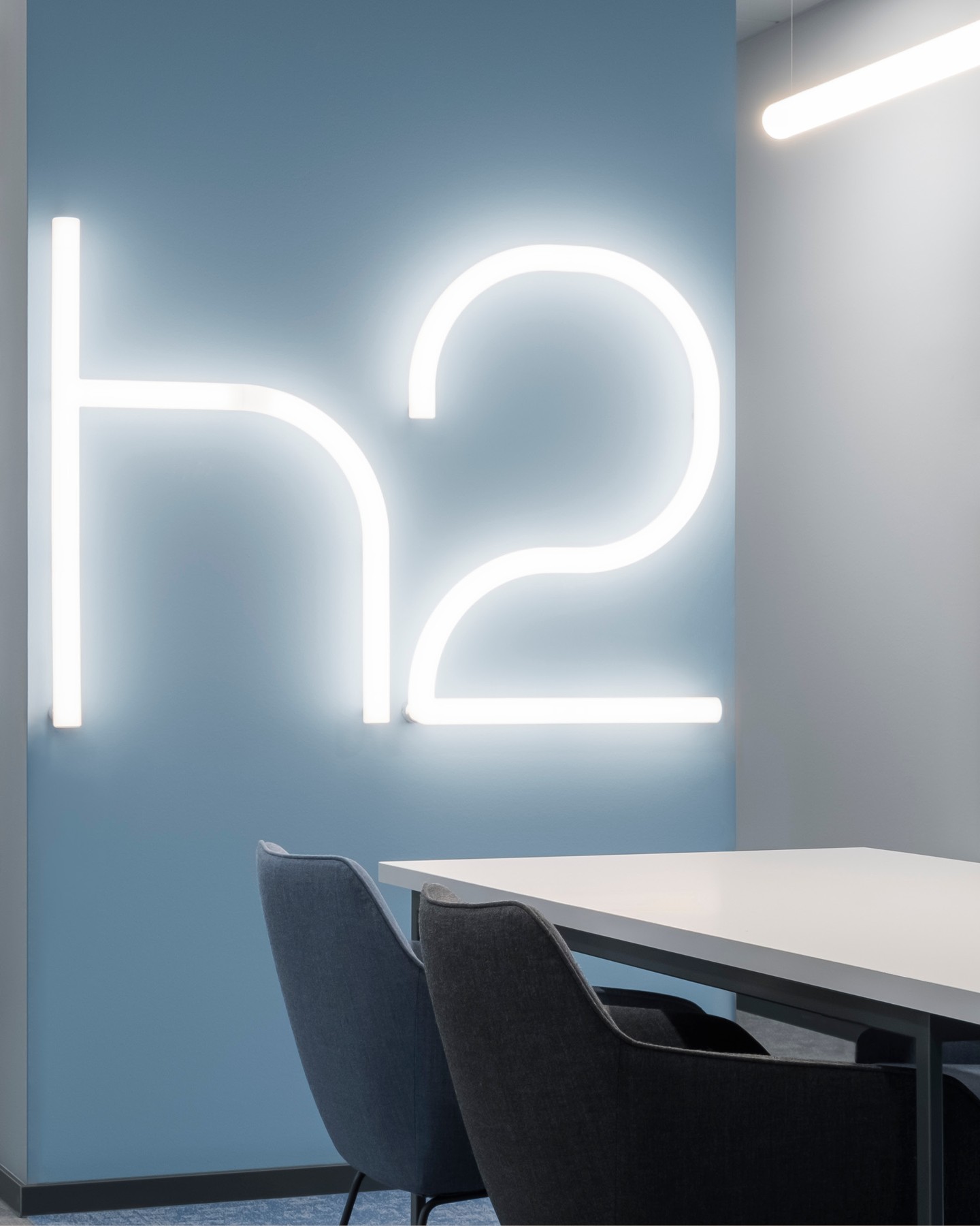 ECCLESIA HEADQUARTERS
The Ecclesia Group‘s main location in Detmold, providing space for 280 workplaces on five floors as well as a modern three-storey conference and innovation centre.
Ecclesia Versicherungsdienst
Detmold, Germany
Photos: @marvinschwienheer
#kitzigdesignstudios #kitziginteriordesign #officedesign #coworking #officeinterior #modernworkspace #workplace #workingspace #headquarters #detmold