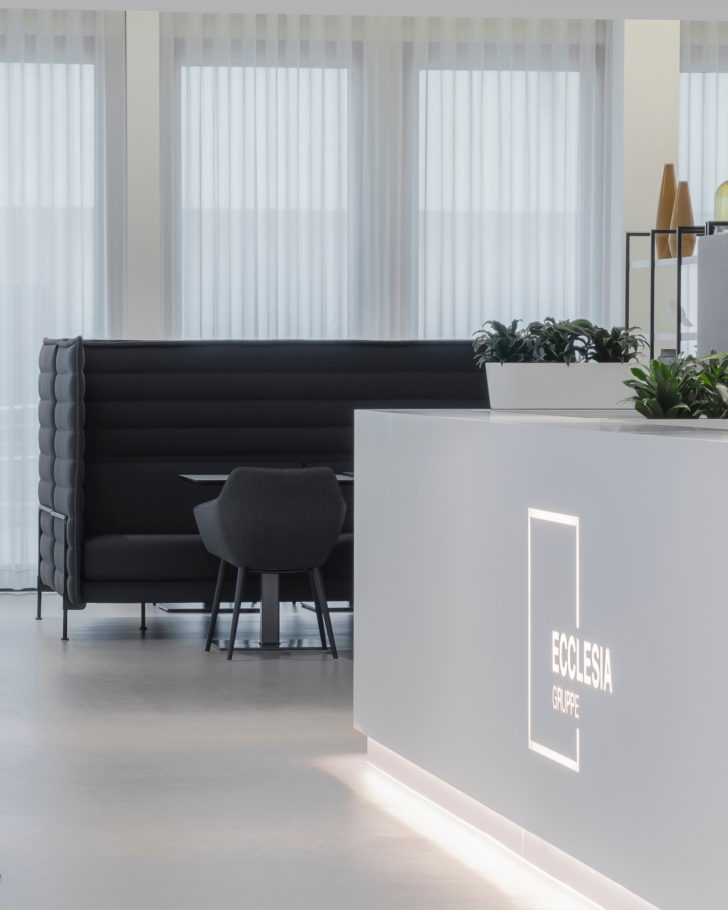 ECCLESIA HEADQUARTERS
The Ecclesia Group‘s main location in Detmold, providing space for 280 workplaces on five floors as well as a modern three-storey conference and innovation centre.
Ecclesia Versicherungsdienst
Detmold, Germany
Photos: @marvinschwienheer
#kitzigdesignstudios #kitziginteriordesign #officedesign #coworking #officeinterior #modernworkspace #workplace #workingspace #headquarters #detmold