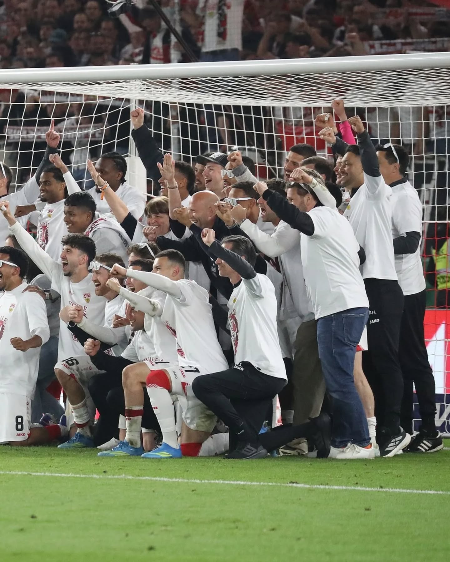 Liebe VfB-Fans, eine sehr kurze Nacht drüber geschlafen und wir sind wieder in Berlin. Nach dem letzten Abenteuer und dem Gewinn des Potts, dachte ich, dass ist so eine "Once in a Lifetime" Sache. Aber scheinbar habe ich nicht mit Sebastian Hoeneß und diesem Team gerechnet, die diese Kunststück zweimal in Folge vollbringen. Den Pokal haben wir 2026 natürlich noch nicht und das wird auch ungleich schwerer. Aber das Erlebnis Berlin.
Natürlich wusste ich, dass unsere Jungs noch aufdrehen können und werden, aber nach der ersten Hälfte und auch teils dem Start in den zweiten Durchgang, sah das nicht nach unserem VfB aus. Ich kann dem Coach nur zustimmen, mit Bilal El Khannouss kam die Wende. Er hat nicht nur sehr viel Schwung ins Spiel gebracht und den Ausgleich vorbereitet, sondern hat immer wieder die Ränge mitgenommen. Man kann nur hoffen, dass er diese Form, die er zu Beginn der Saison hatte und nun wieder gefunden hat, konservieren kann. Macht einfach Spaß.
A Propos Form. Einer der lange nicht mal im Kader stand, entscheidet das Match dann zum großen Teil mit. Ich dachte als Bouanani ins Spiel kam, dass er ein guter Elfmeterschütze sein müsste, aber dass Hoeneß mit der Einwechlung einen Elfmeter-Krimi verhindert, hatte ich nicht vermutet. Wäre schön, wenn er im Schlussspurt um die Champions League Plätze dadurch nochmal neues Selbstbewusstsein tankt. Tiago Tomas ist das Tor natürlich auch mehr als zu gönnen. Für den SC, das muss man an der Stelle sagen, war es sicherlich bitter. Erst das eigene Tor zurückgepfiffen worden und dann der späte Tiefschlag. Ob die Titelverteidigung gegen die Bayern gelingt, muss man sehen. Ab Sonntag und ich hoffe die Jungs können gut regenerieren, zählt erstmal nur der Champions League Platz. Euch ne schöne Restwoche und schon mal schönes Wochenende an alle Finalisten. Gruß Jens ⚪🔴