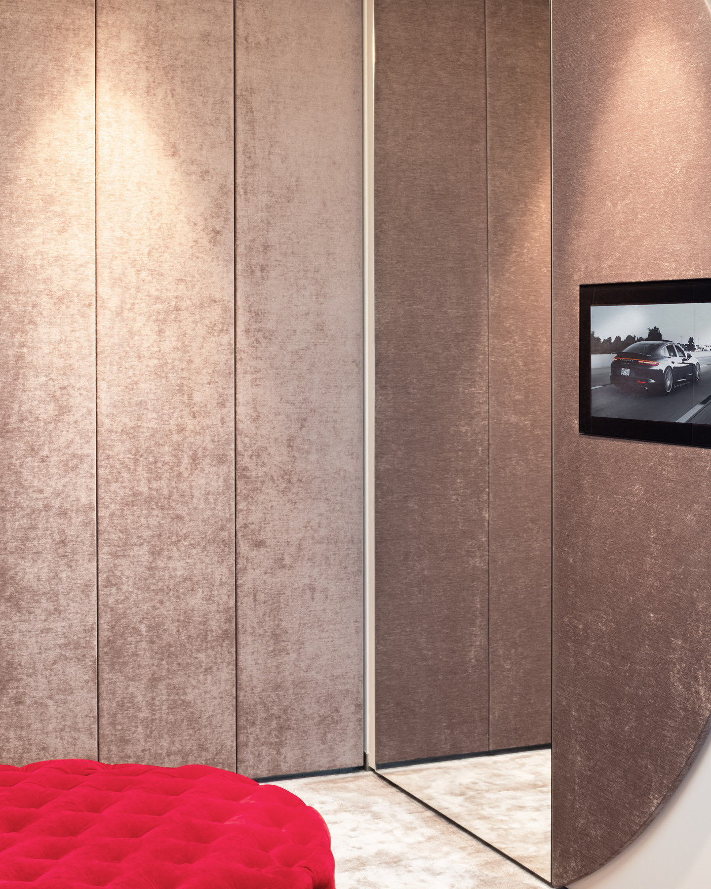 𝗗𝗥𝗘𝗦𝗦𝗜𝗡𝗚 𝗥𝗢𝗢𝗠
The dressing area with tinted glass fronts and plenty of natural light offers lots of space, organisation and an overview.
Design and Realisation by Kitzig Interior Design
Photos: @marvinschwienheer
#kitzigdesignstudios #kitziginteriordesign #interiordesign #dressingroom #ankleide #wardrobe #luxuryhome #homedesign #homestyling #interior #design #interiorarchitecture #interiorideas