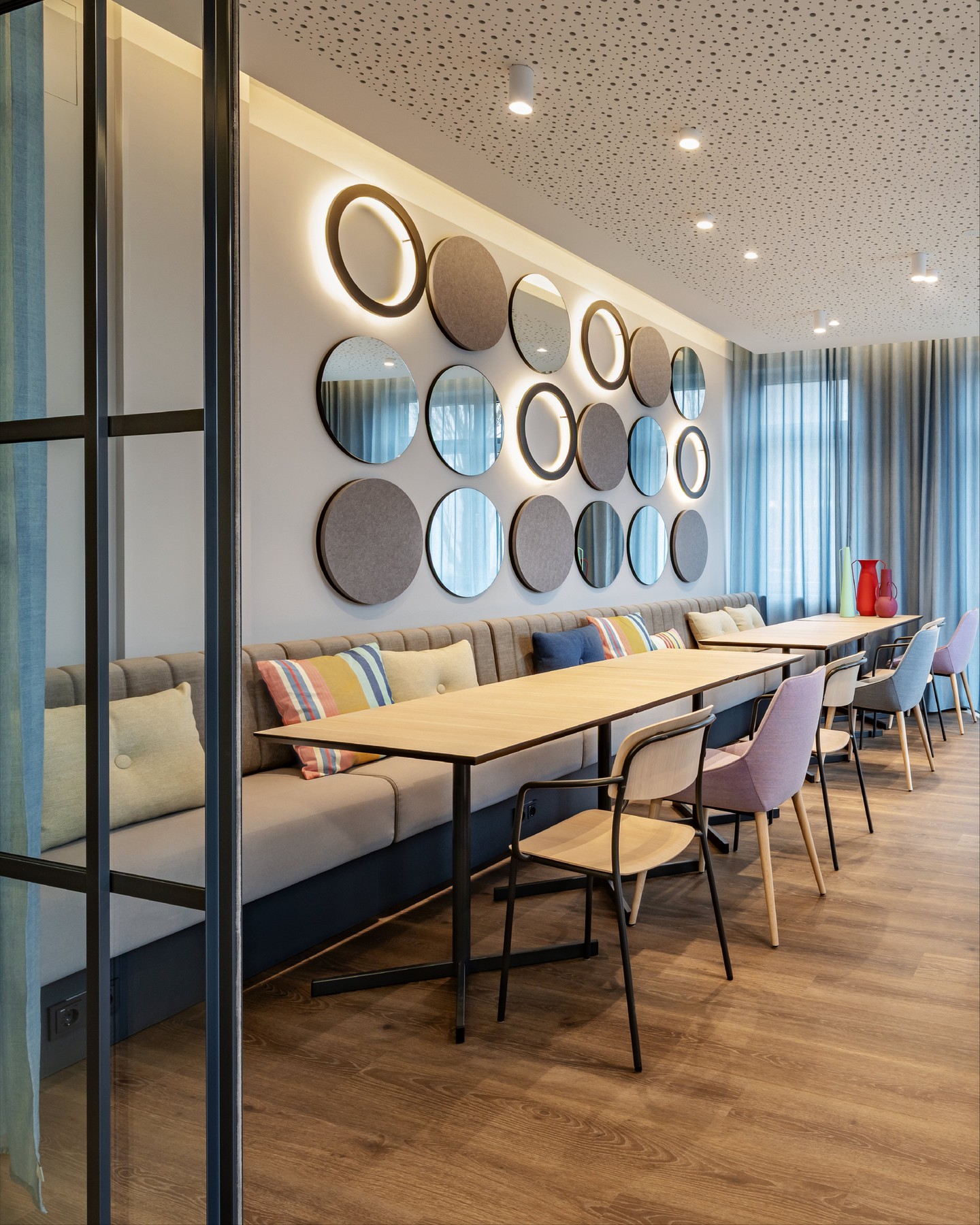 ECCLESIA HEADQUARTERS BISTRO
Where workplace dining meets genuine hospitality.
A fully reimagined canteen where the open kitchen takes centre stage. Transparent, fresh, and accessible from every angle. Shorter distances, smoother flow, and a space that makes everyday dining feel considered.
Full project in our portfolio.
#restaurantdesign #hospitalitydesign #interiorarchitecture #workplacedesign #canteendesign #design