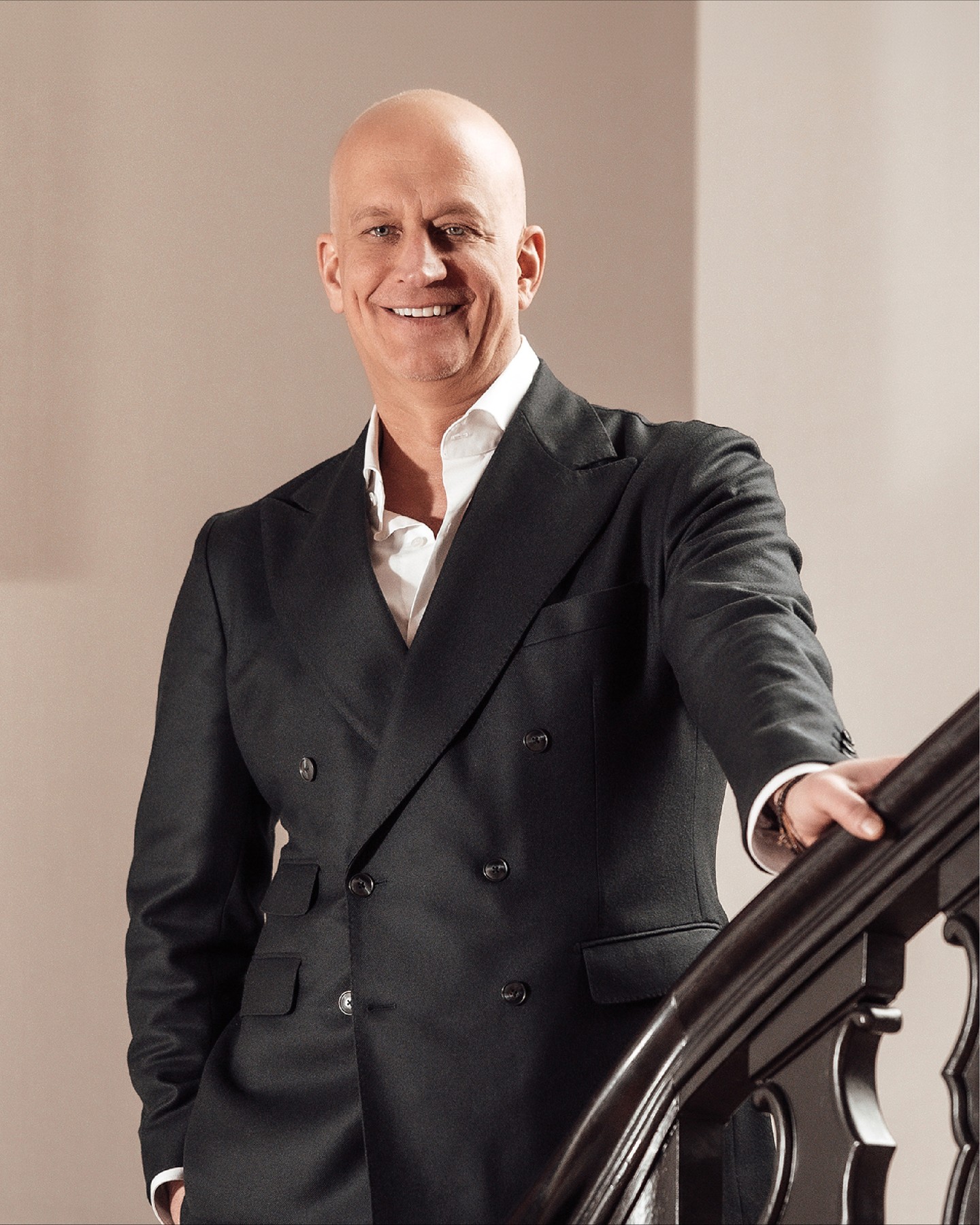 GZ Interview: A jewellery store needs a soul.
Olaf Kitzig in conversation with Goldschmiede Zeitung one of Europe's leading voices in luxury retail. Swipe to read.
#KitzigDesignStudios #OlafKitzig #GoldschmiedeZeitung #RetailDesign #JewelleryDesign #LuxuryInteriors #DesignBeyondBoundaries #Minden