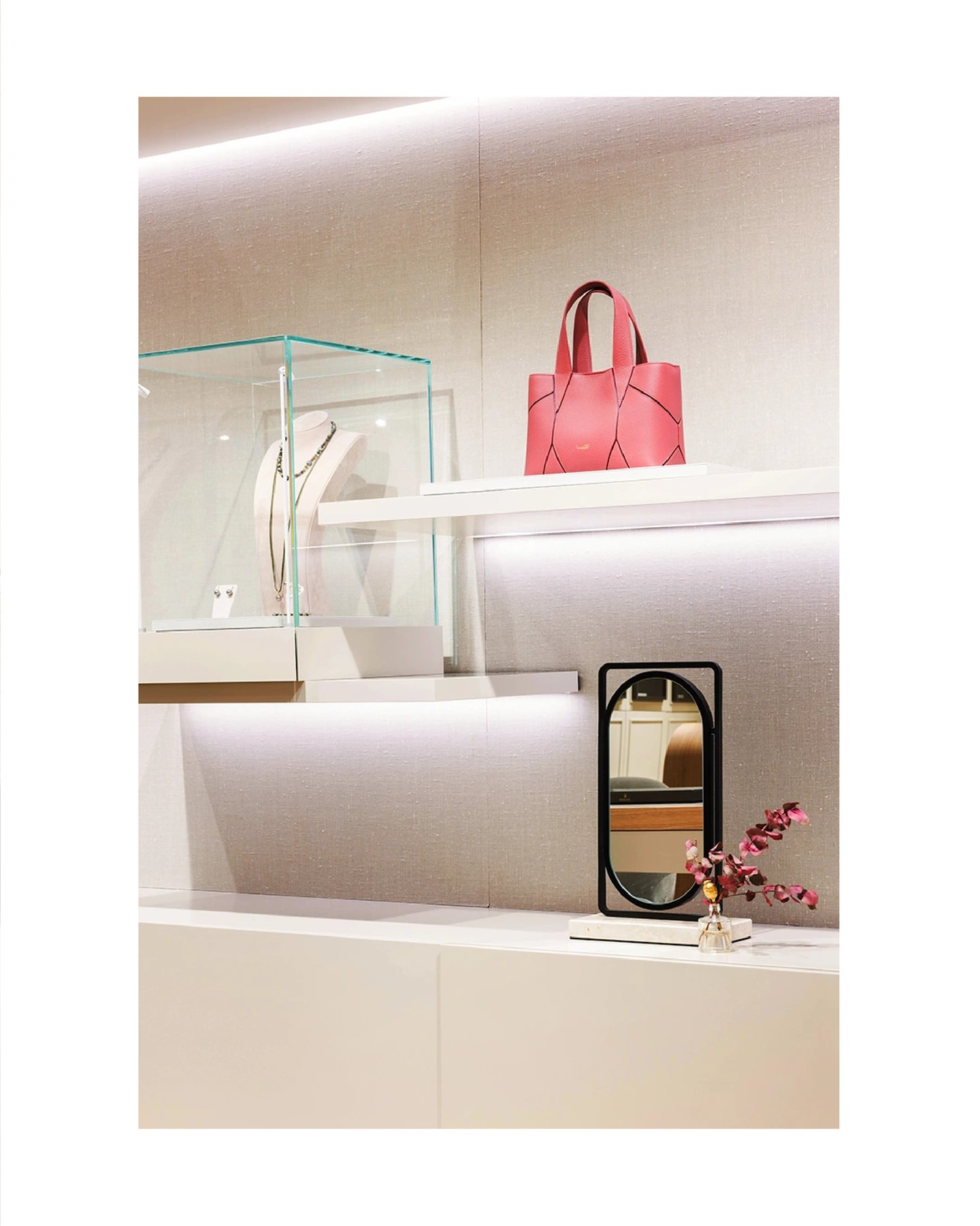 GZ Interview: A jewellery store needs a soul.
Olaf Kitzig in conversation with Goldschmiede Zeitung one of Europe's leading voices in luxury retail. Swipe to read.
#KitzigDesignStudios #OlafKitzig #GoldschmiedeZeitung #RetailDesign #JewelleryDesign #LuxuryInteriors #DesignBeyondBoundaries #Minden