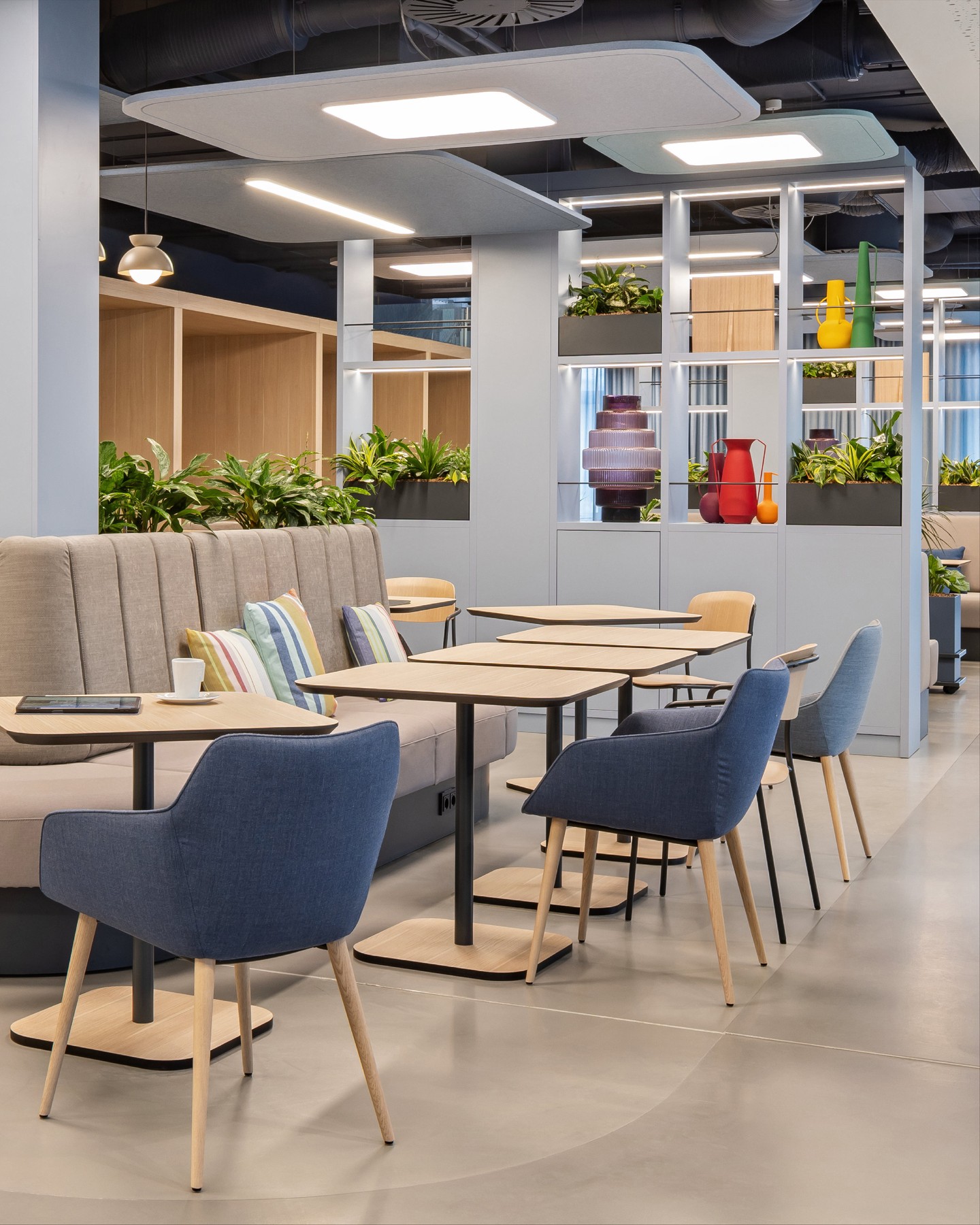 ECCLESIA HEADQUARTERS BISTRO
Where workplace dining meets genuine hospitality.
A fully reimagined canteen where the open kitchen takes centre stage. Transparent, fresh, and accessible from every angle. Shorter distances, smoother flow, and a space that makes everyday dining feel considered.
Full project in our portfolio.
#restaurantdesign #hospitalitydesign #interiorarchitecture #workplacedesign #canteendesign #design