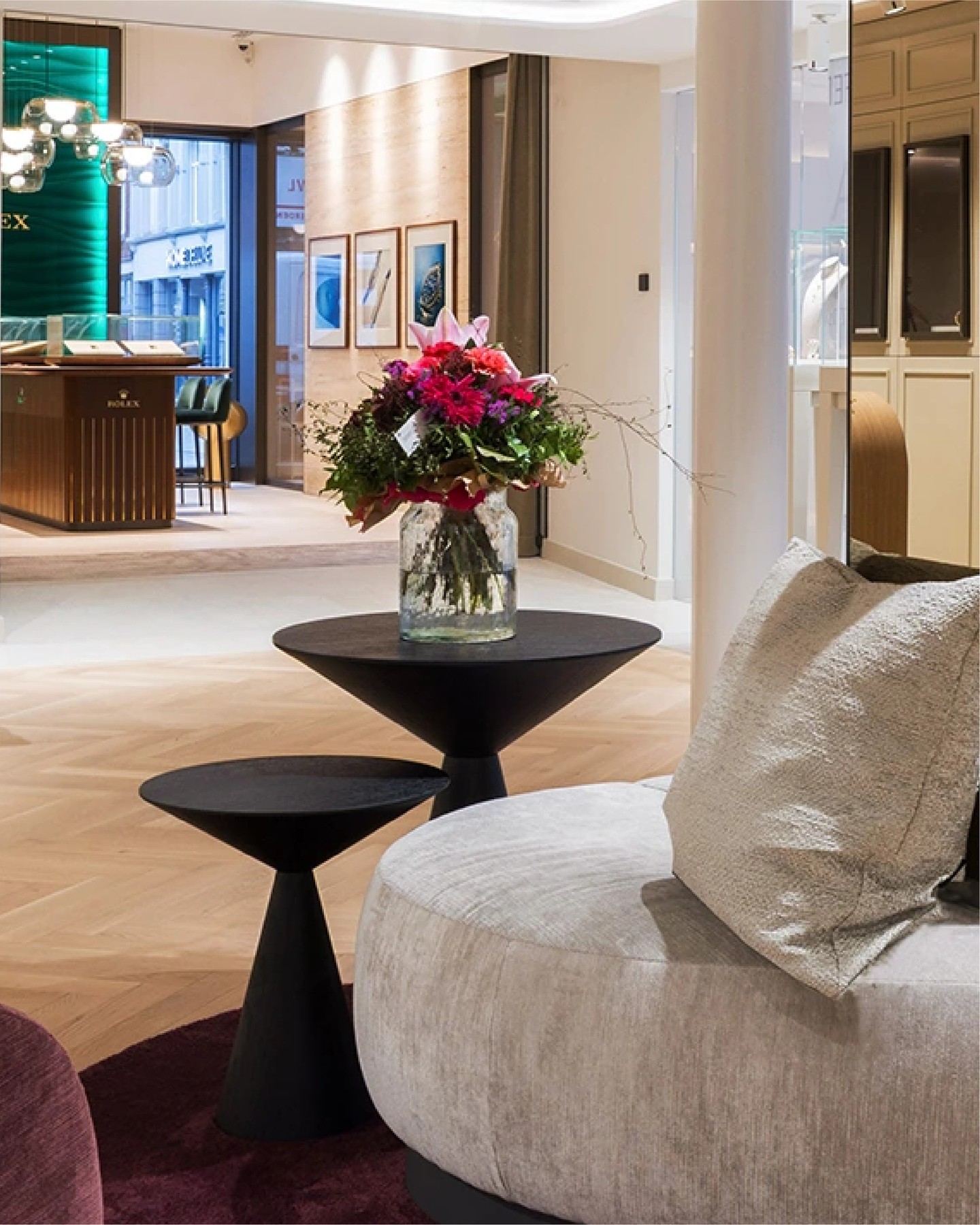 GZ Interview: A jewellery store needs a soul.
Olaf Kitzig in conversation with Goldschmiede Zeitung one of Europe's leading voices in luxury retail. Swipe to read.
#KitzigDesignStudios #OlafKitzig #GoldschmiedeZeitung #RetailDesign #JewelleryDesign #LuxuryInteriors #DesignBeyondBoundaries #Minden