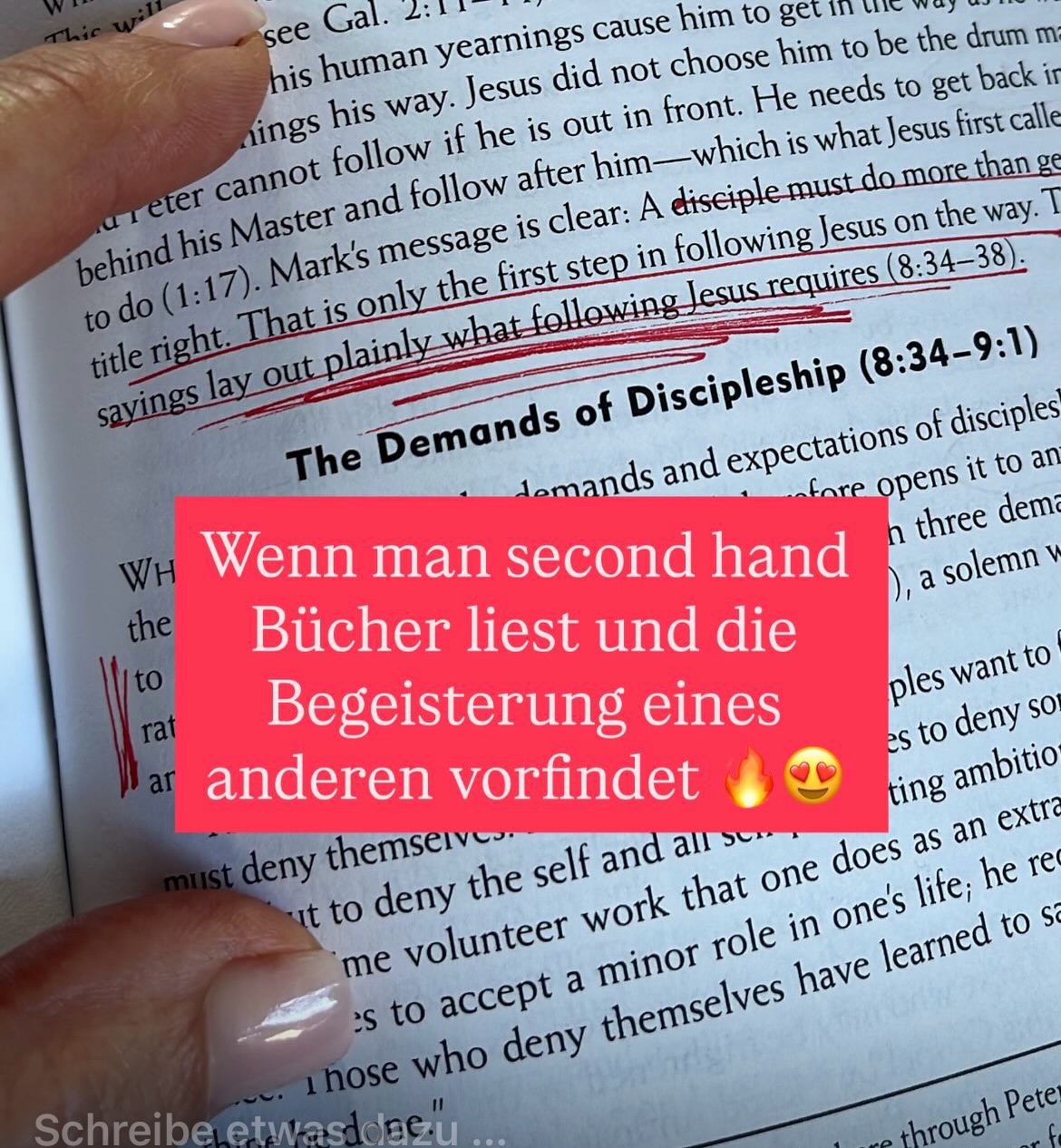 In der Bibel zu lesen schenkt Kraft, Gesundheit und Wegweisung… und noch so, so viel mehr!
Warum?
Weil Gott durch Sein Wort zu uns spricht, ganz direkt und persönlich.
Der ganze Psalm 119 spricht davon. Hier ein kleiner Ausschnitt
103Welch eine Köstlichkeit sind deine Worte! Sie sind noch süßer als der beste Honig!
104 Durch deine Regeln bringst du mich zur Einsicht; deshalb sind krumme Wege mir verhasst.
105 Dein Wort ist eine Leuchte für mein Leben, es gibt mir Licht für jeden nächsten Schritt.
106 Ich bin entschlossen, meinen Schwur zu halten: Ich folge dir, weil du gerecht entscheidest.