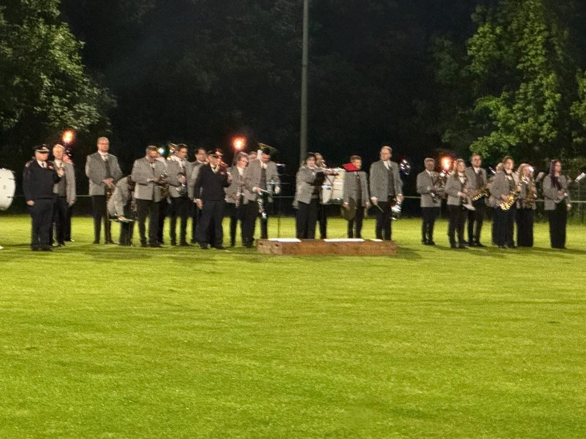 Am vergangenen Freitag durften wir den großen Zapfenstreich in Mühlheim-Wichterich spielen. Wir möchten den @schuetzen.muelheimwichterich zum 100 jährigen Jubiläum gratulieren! Herzlichen Glückwunsch!