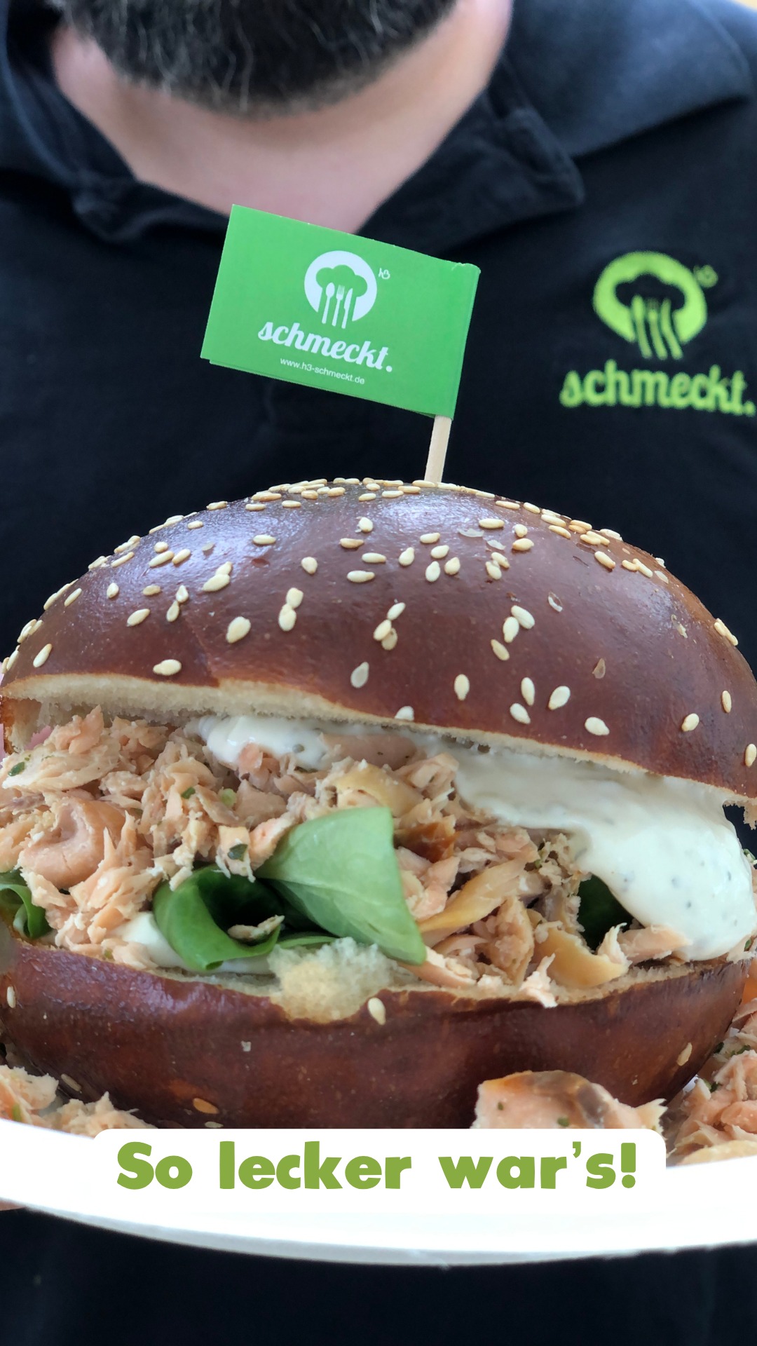 Und es hat super geschmeckt! 🌍🔥
Ihr habt im letzten Post gesehen, wie wir die Kochlöffel geschwungen haben – und was sollen wir sagen? Das Streetfood Festival im phoenixONE hat richtig viel Spaß gemacht! 🎪🎉
Für uns als h3 schmeckt-Team war dieser Tag der beste Beweis dafür, was wir unter echter Kundenorientierung verstehen: Zuhören, im Dialog bleiben und gemeinsam unkonventionelle Wege gehen. 🤝✨
Unser Team und unser Chefkoch Christian haben bewiesen, wie flexibel sie sind. Null Berührungsängste mit neuen Zutaten in anderen Sprachen, Hand in Hand mit den Familien vor Ort und pures Teamwork am Herd. Das Ergebnis: Strahlende Kinderaugen, super entspannte Eltern und eine kulinarische Vielfalt, auf die wir richtig stolz sind!
Ein riesiges Dankeschön an alle, die mit uns über den Tellerrand geschaut haben – das schmeckt nach Wiederholung!💚
#h3schmeckt #streetfoodfestival #teamwork #flexibilität #küchencrew #rückblick #erfolg #kitaverpflegung #phoenixONE #oelsnitzerzgebirge