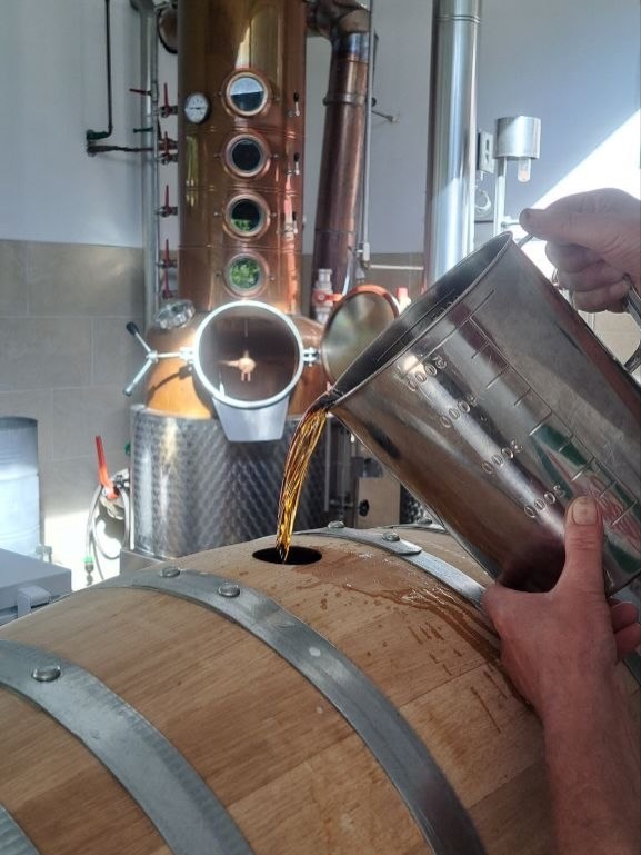 Heute erste Befüllung mit Madeira Wein 18.8% vol.
Das neue Fass ist aus Tharandter Eiche gebaut von der @boettcherei_goetze Dresden.
#fass #wein #schaubrennerei #hartmannsberger #böttchereigötze