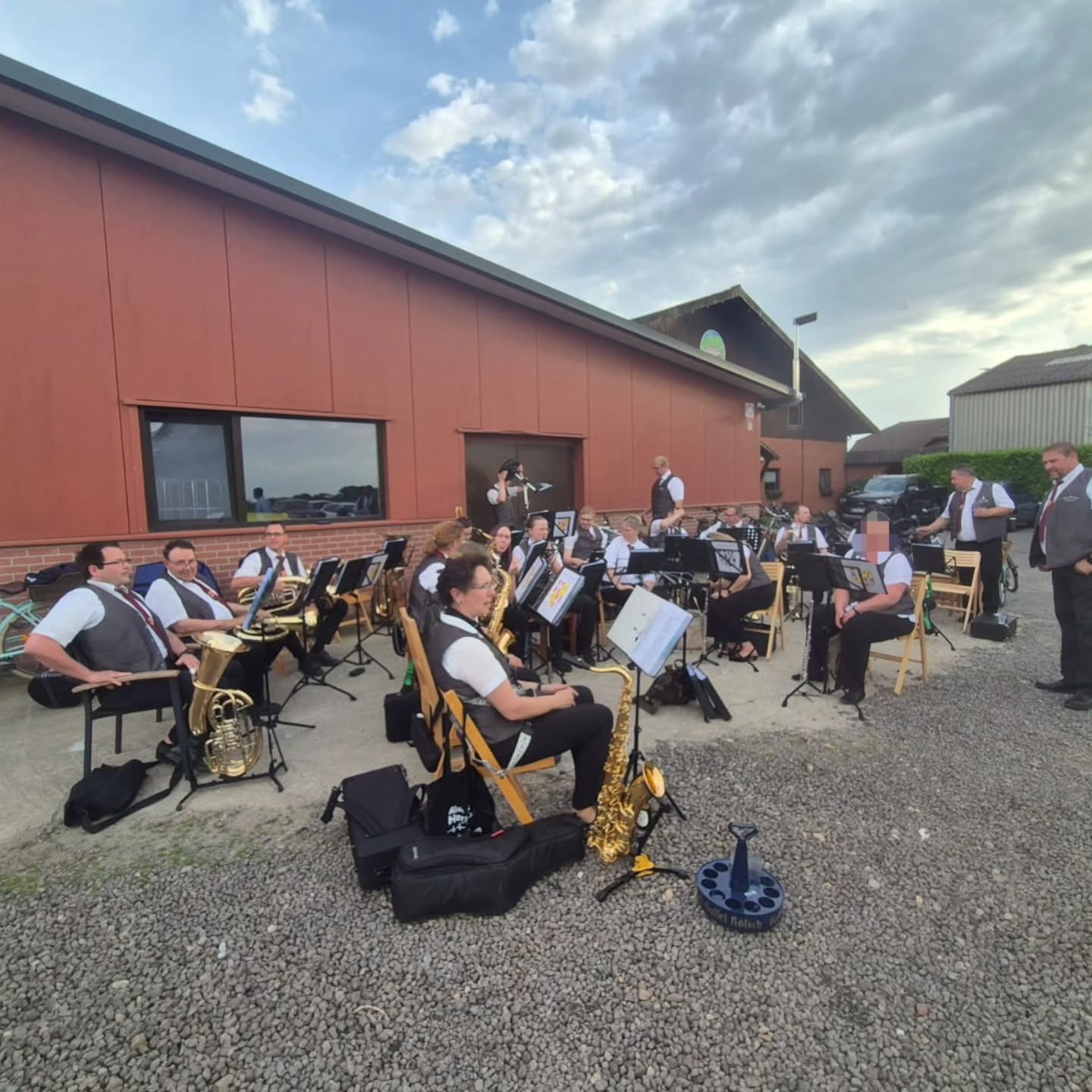 Für das Jungschützenpaar der @bruderschaftgymnich haben wir gestern den geselligen Auftakt zum Schützenfest musikalisch begleiten dürfen.
Leider ohne unseren Tenorsaxophonisten @vr_luke_ , da er als Gastgeber herhalten musste 🤪