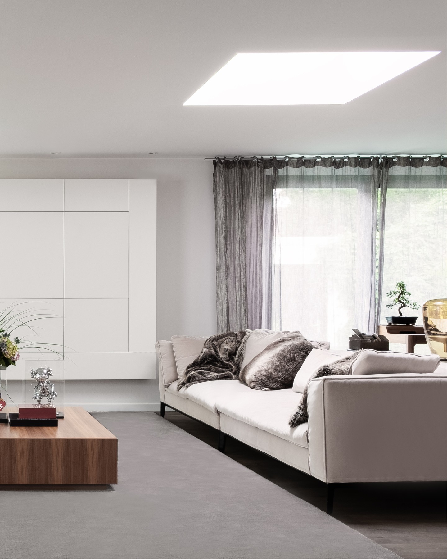 Bungalow
The bungalow is characterized by an extravagant and upscale living ambience. Selected works of art and high-quality furniture form the basis for the interior design.
#kitzigdesignstudios #kitziginteriordesign #interior #interiordesign #home #homedesign #garden #pool #gartendesign #roomdesign #residential 
