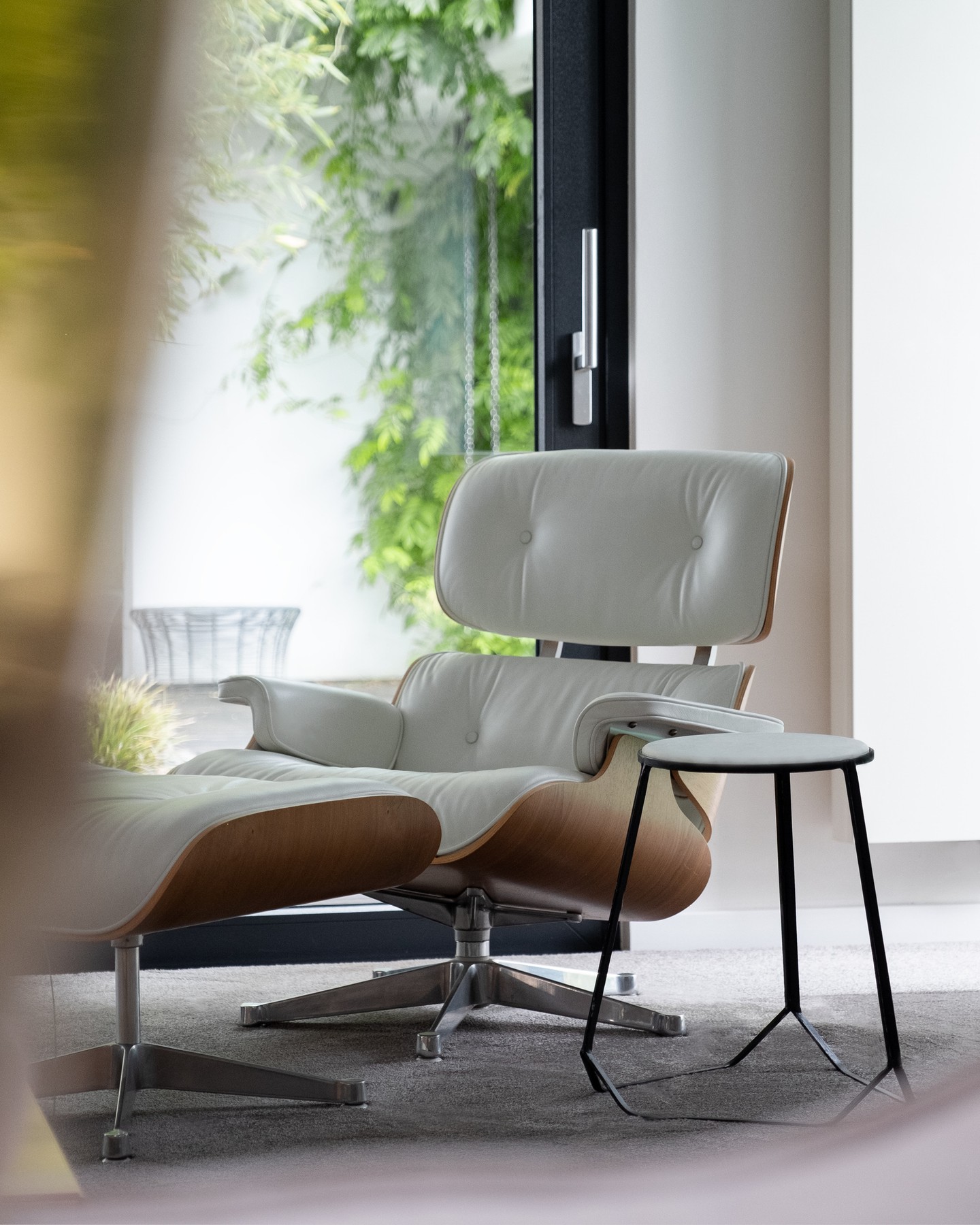 Bungalow
The bungalow is characterized by an extravagant and upscale living ambience. Selected works of art and high-quality furniture form the basis for the interior design.
#kitzigdesignstudios #kitziginteriordesign #interior #interiordesign #home #homedesign #garden #pool #gartendesign #roomdesign #residential 