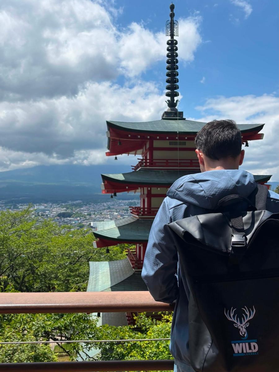 Unser WILD-Rucksack in Japan! Von den beeindruckenden Tempeln am Fuße des Mount Fuji bis zu den lebendigen Straßen Tokios – unser WILD-Rucksack begleitete Kata Dorina und ihren Mann auf ein unvergessliches Abenteuer. Gemeinsam erkundeten sie den Tokyo Skytree, besuchten das berühmte Kaminarimon-Tor und sammelten Erinnerungen, die sie ein Leben lang begleiten werden.
Vielen Dank, dass ihr diese besonderen Momente mit uns geteilt habt. Wir freuen uns, ein Teil eurer Reise gewesen zu sein. 💙
Our WILD Bag in Japan! From the serene temples near Mount Fuji to the vibrant streets of Tokyo, our WILD Bag joined Kata Dorina and her husband on an unforgettable adventure. Together, they explored the Tokyo Skytree, visited the iconic Kaminarimon Gate, and created memories that will last a lifetime.
Thank you for sharing these beautiful moments with us. We’re honored to have been part of your journey. 💙
WILD hátizsákunk Japánban! A Fuji-hegy lábánál található lenyűgöző templomoktól Tokió nyüzsgő utcáiig WILD hátizsákunk elkísérte Kata Dorinát és férjét egy felejthetetlen kalandra. Együtt fedezték fel a Tokyo Skytree-t, meglátogatták a híres Kaminarimon kaput, és olyan emlékeket gyűjtöttek, amelyek egy életen át elkísérik őket.
Köszönjük, hogy megosztottátok velünk ezeket a különleges pillanatokat. Öröm számunkra, hogy részesei lehettünk az utazásotoknak. 💙
#Bag #Japan #Tokyo #MountFuji #Memories