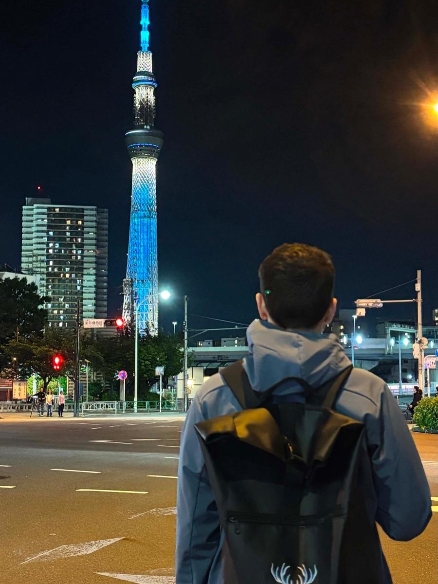 Unser WILD-Rucksack in Japan! Von den beeindruckenden Tempeln am Fuße des Mount Fuji bis zu den lebendigen Straßen Tokios – unser WILD-Rucksack begleitete Kata Dorina und ihren Mann auf ein unvergessliches Abenteuer. Gemeinsam erkundeten sie den Tokyo Skytree, besuchten das berühmte Kaminarimon-Tor und sammelten Erinnerungen, die sie ein Leben lang begleiten werden.
Vielen Dank, dass ihr diese besonderen Momente mit uns geteilt habt. Wir freuen uns, ein Teil eurer Reise gewesen zu sein. 💙
Our WILD Bag in Japan! From the serene temples near Mount Fuji to the vibrant streets of Tokyo, our WILD Bag joined Kata Dorina and her husband on an unforgettable adventure. Together, they explored the Tokyo Skytree, visited the iconic Kaminarimon Gate, and created memories that will last a lifetime.
Thank you for sharing these beautiful moments with us. We’re honored to have been part of your journey. 💙
WILD hátizsákunk Japánban! A Fuji-hegy lábánál található lenyűgöző templomoktól Tokió nyüzsgő utcáiig WILD hátizsákunk elkísérte Kata Dorinát és férjét egy felejthetetlen kalandra. Együtt fedezték fel a Tokyo Skytree-t, meglátogatták a híres Kaminarimon kaput, és olyan emlékeket gyűjtöttek, amelyek egy életen át elkísérik őket.
Köszönjük, hogy megosztottátok velünk ezeket a különleges pillanatokat. Öröm számunkra, hogy részesei lehettünk az utazásotoknak. 💙
#Bag #Japan #Tokyo #MountFuji #Memories