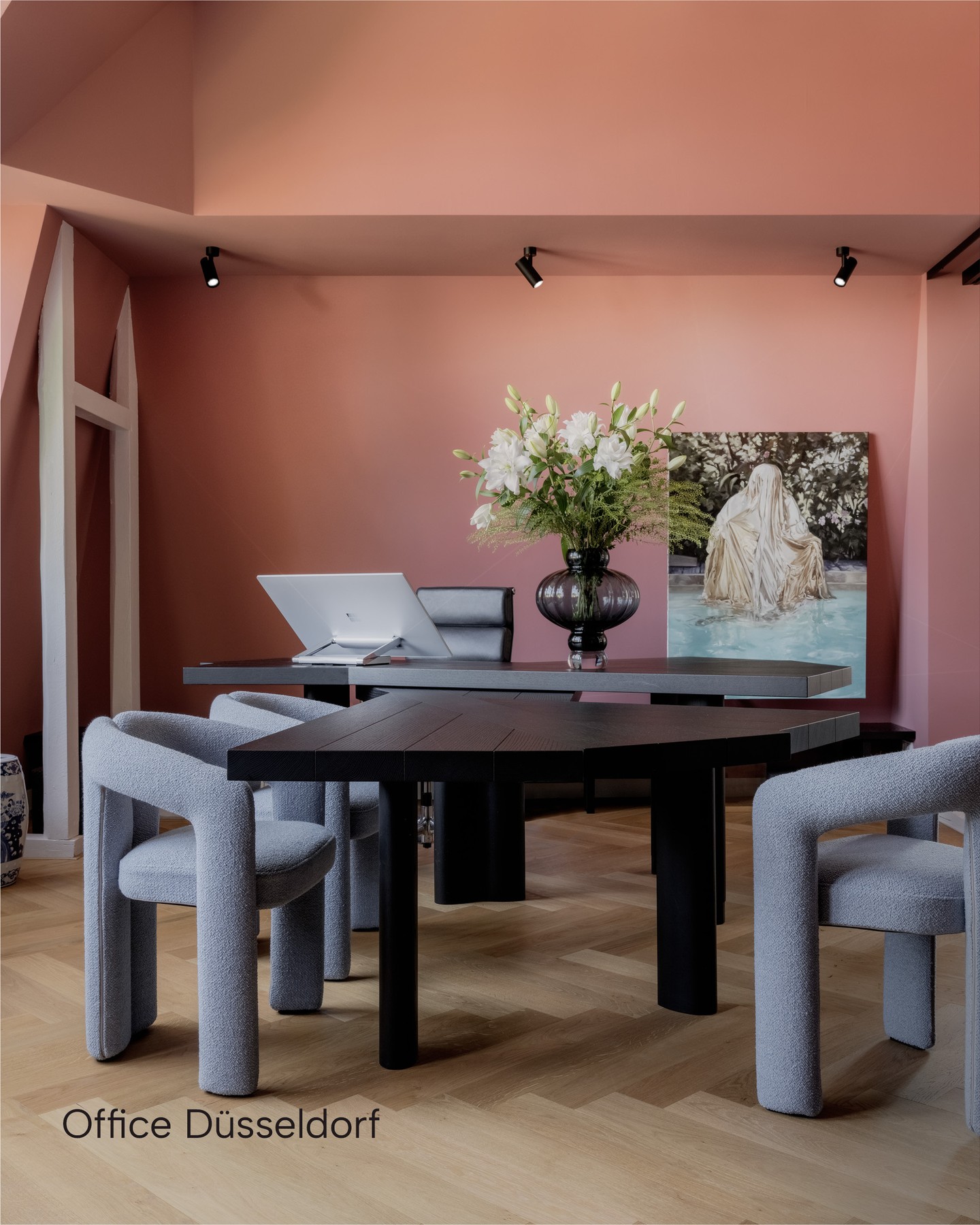 We are hiring.
Gestaltet mit uns Räume und Marken, die Menschen begeistern.
Zur Verstärkung unserer Teams suchen wir:
Innenarchitekt / Architekt (m/w/d) als Projektleitung für unser Studio in Düsseldorf
Grafikdesigner (m/w/d) für unser Studio in Lippstadt
Wenn ihr Lust auf abwechslungsreiche Projekte für namhafte Kunden im In- und Ausland habt, motiviert und eigenverantwortlich Arbeiten möchtet, dann schickt uns eure vollständigen Bewerbungsunterlagen an: career@kitzig.com
Weitere Infos über den Link in der BIO.
kitzig.com/karriere
Wir freuen uns auf euch.
#kitzigdesignstudios #interiordesigner #newjob #wearehiring #newperspectives #interiordesignerjob #interiordesignerwanted #communicationdesigner
