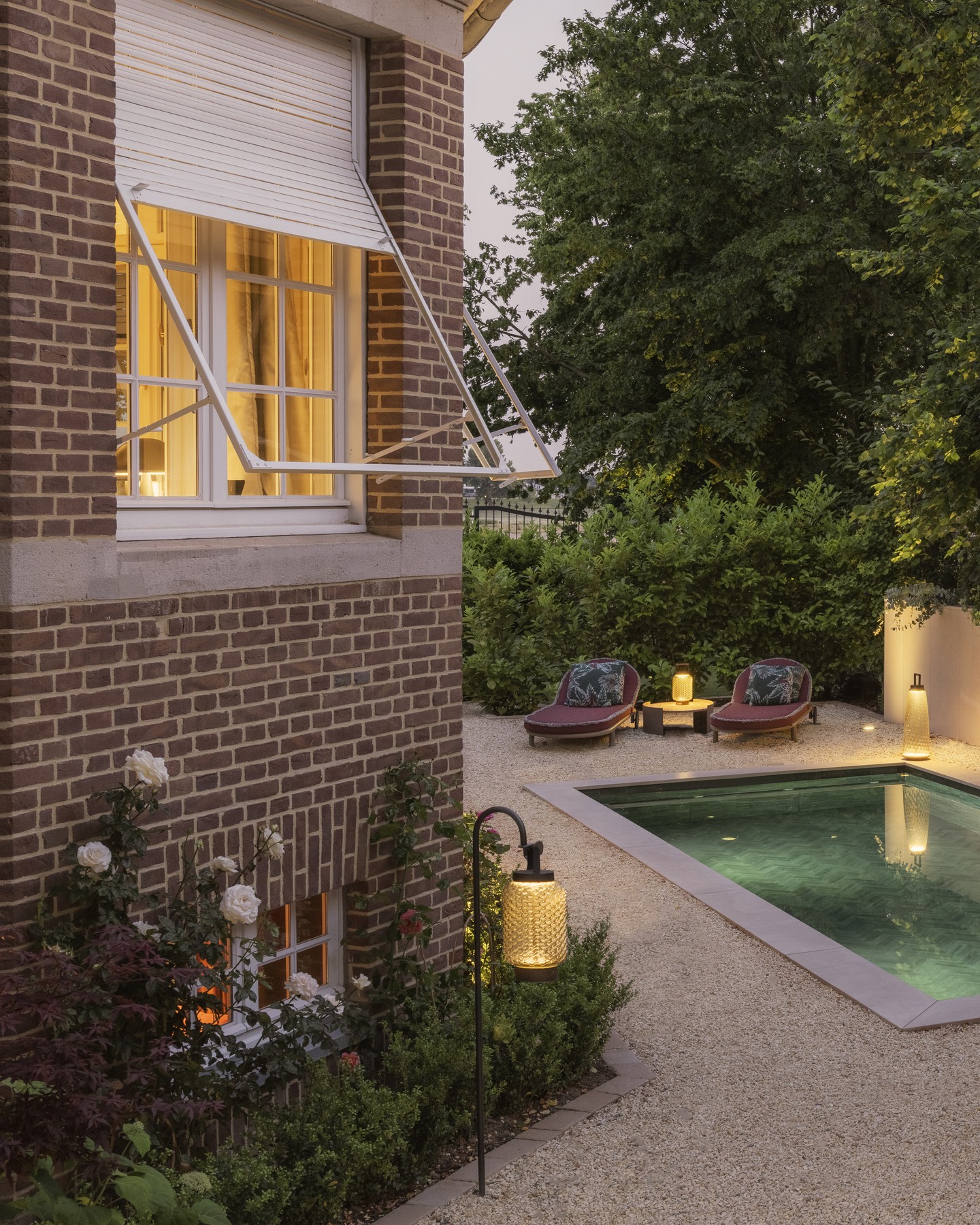 A unique expression of modern luxury.
At The Flat, heritage architecture becomes the backdrop for a carefully curated world of art, design and individuality. Every detail, from bespoke rugs and natural stone to statement lighting and collectible furniture, contributes to an atmosphere that is both timeless and contemporary.
#KitzigDesignStudios #TheFlatDusseldorf #LuxuryLifestyle #InteriorDesign #DesignNarrative #ResidentialArchitecture